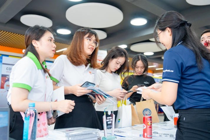 Sinh viên HUTECH 'săn' hơn 1.500 đầu việc hấp dẫn tại Japan Job Fair 2024- Ảnh 1.