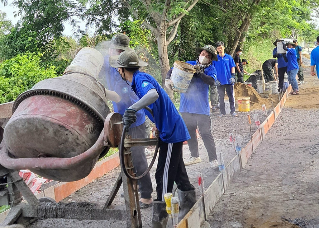 Xã vùng sâu phát triển kinh tế nhờ những tuyến đường của sinh viên- Ảnh 1.