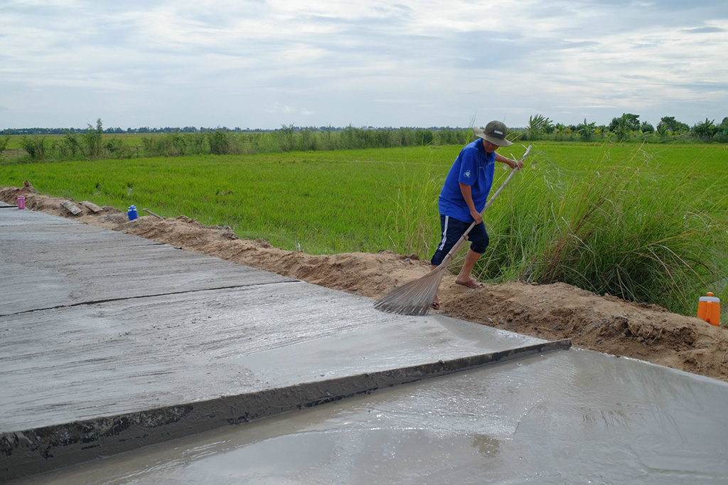 Xã vùng sâu phát triển kinh tế nhờ những tuyến đường của sinh viên- Ảnh 2.