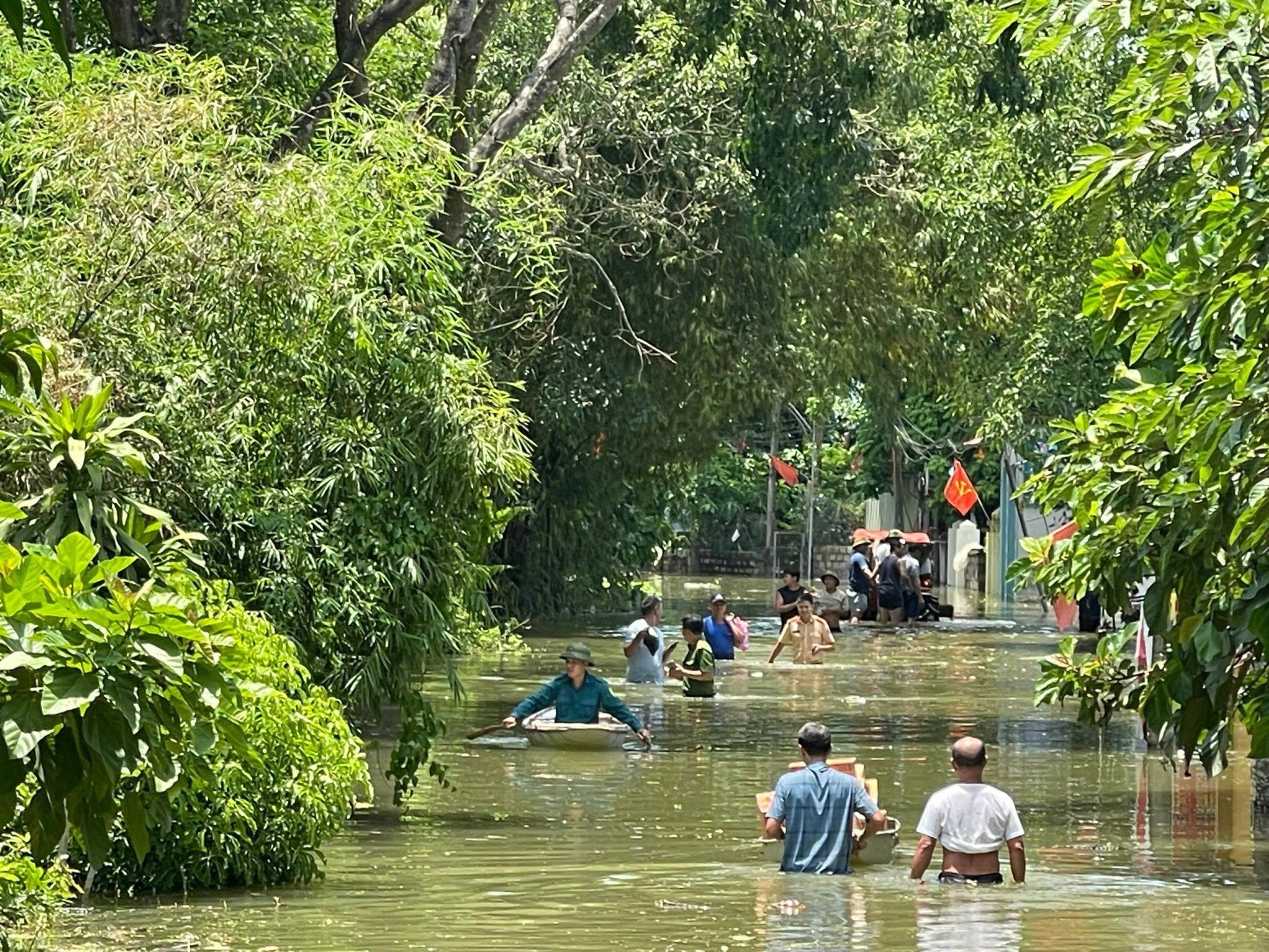 Công an bơi thuyền tiếp tế lương thực cho dân nơi rốn lũ Hà Nội- Ảnh 1.