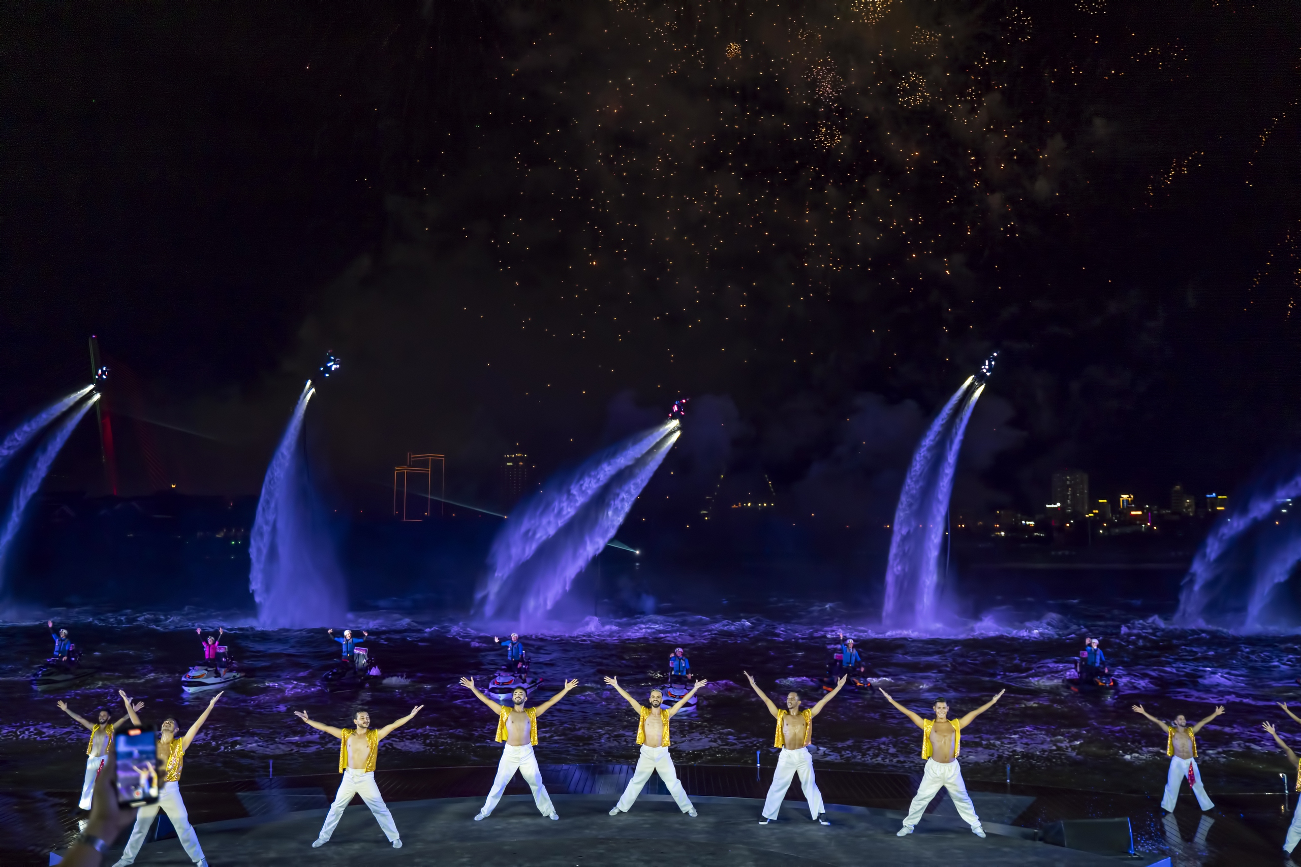 Choáng ngợp show diễn nối dài của Lễ hội pháo hoa quốc tế Đà Nẵng- Ảnh 2.