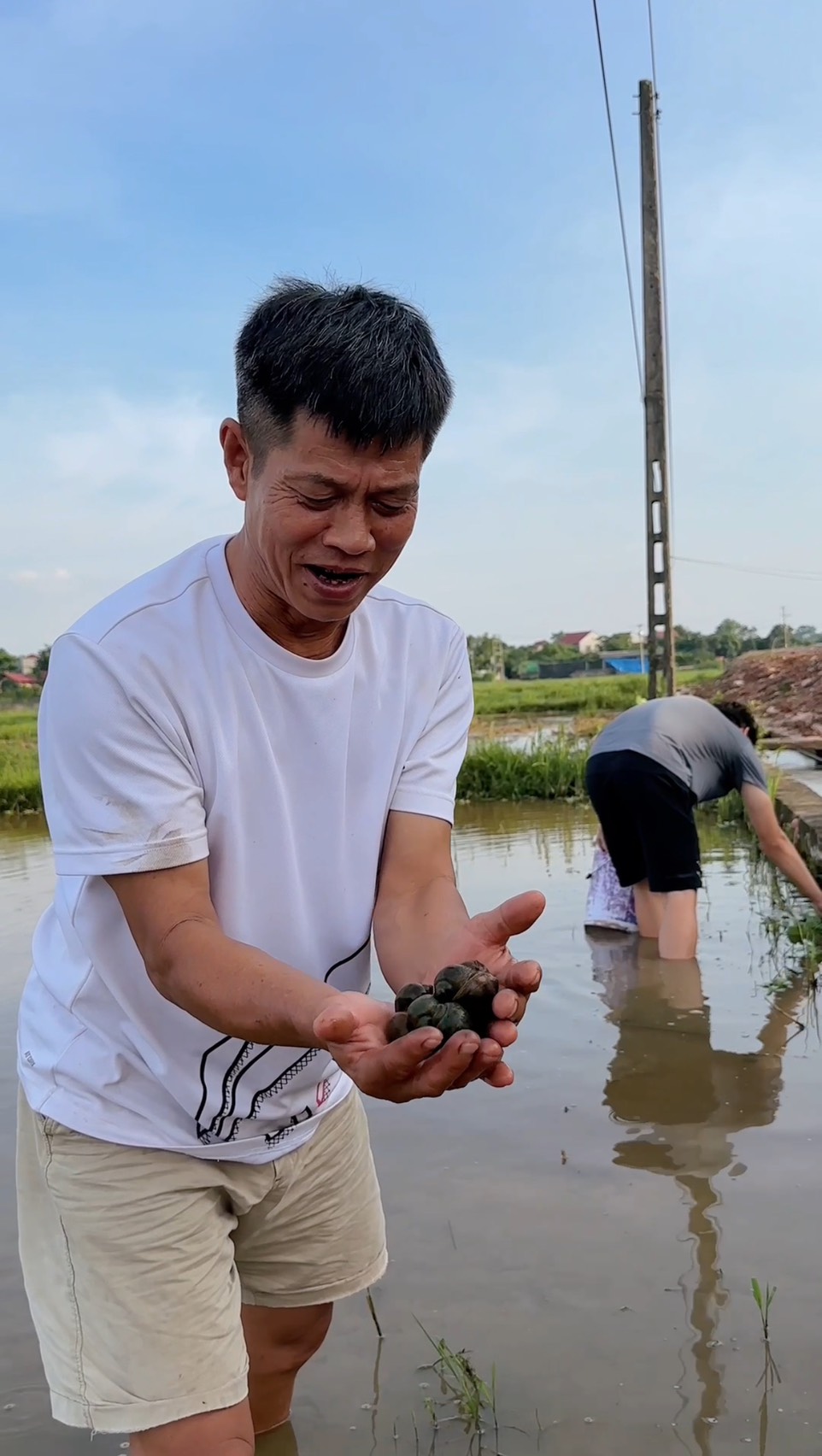 Ông bí thư xóm làm video 'triệu view' khiến dân mạng nhớ thương cha mẹ