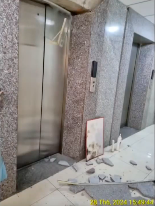 Nữ lao công dùng tấm kính chặn cửa thang máy gây cảnh tượng hú vía: Quy tắc an toàn cần biết- Ảnh 3.