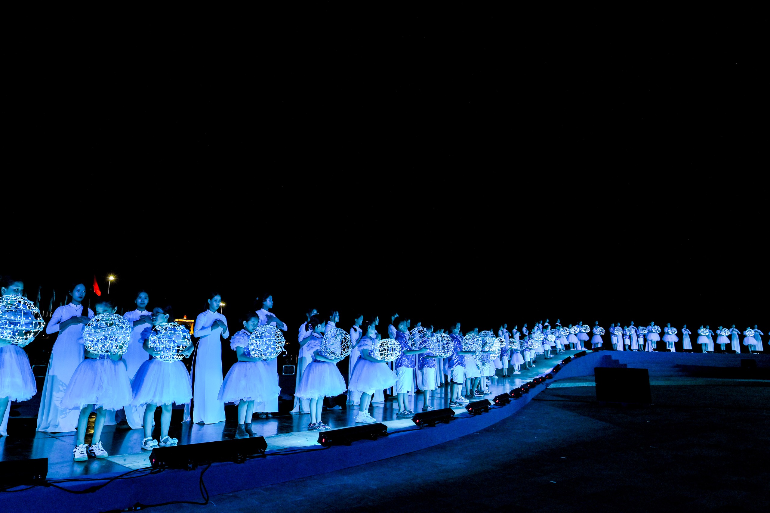 Gần ngàn người luyện tập ngày đêm cho chương trình khai mạc Lễ hội Vì hòa bình- Ảnh 9.