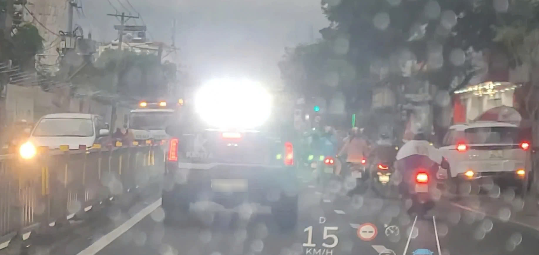 Bức xúc ô tô chiếu đèn sáng vào mắt người đi đường ở TP.HCM- Ảnh 1.