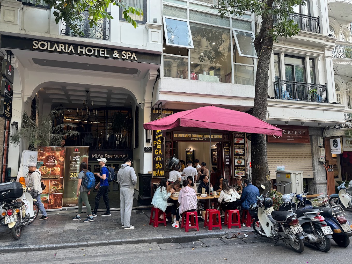 ហាងមាន់ផូនៅទីក្រុងហាណូយ 'បង្កក្តីអាឡោះអាល័យ' - រូបថត ២. Những quán phở gà tại Hà Nội 'gây thương nhớ'- Ảnh 2.