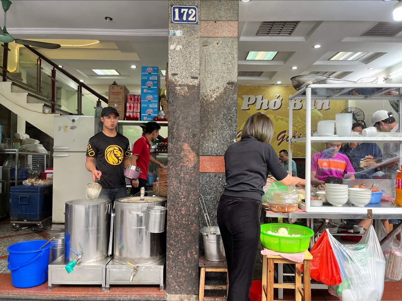 ហាងលក់មាន់ផូនៅទីក្រុងហាណូយដែល«ធ្វើឲ្យអាឡោះអាល័យ» - រូបថត ៤. Những quán phở gà tại Hà Nội 'gây thương nhớ'- Ảnh 4.