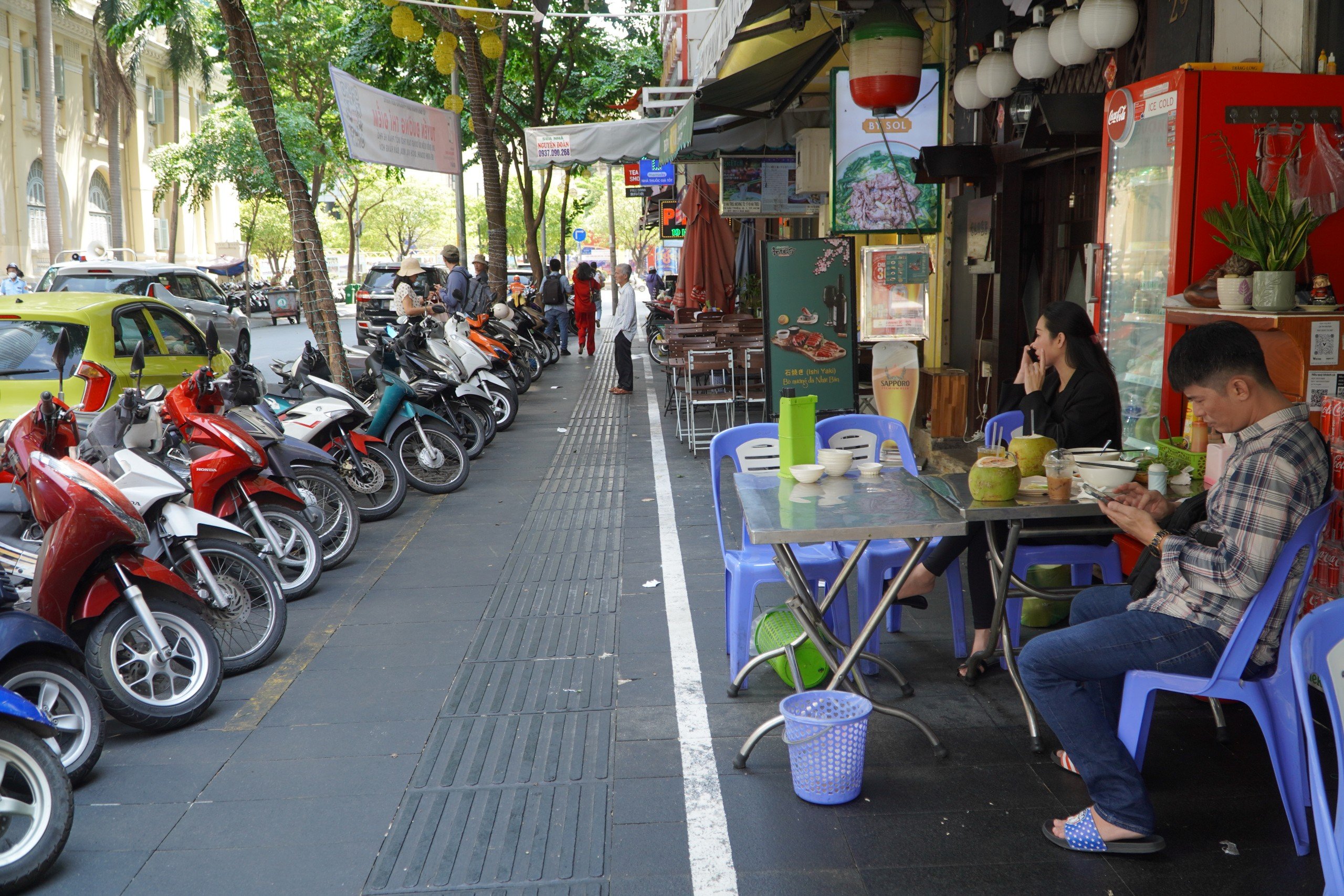 TP.HCM bãi bỏ quyết định thu phí vỉa hè - Ảnh 1.