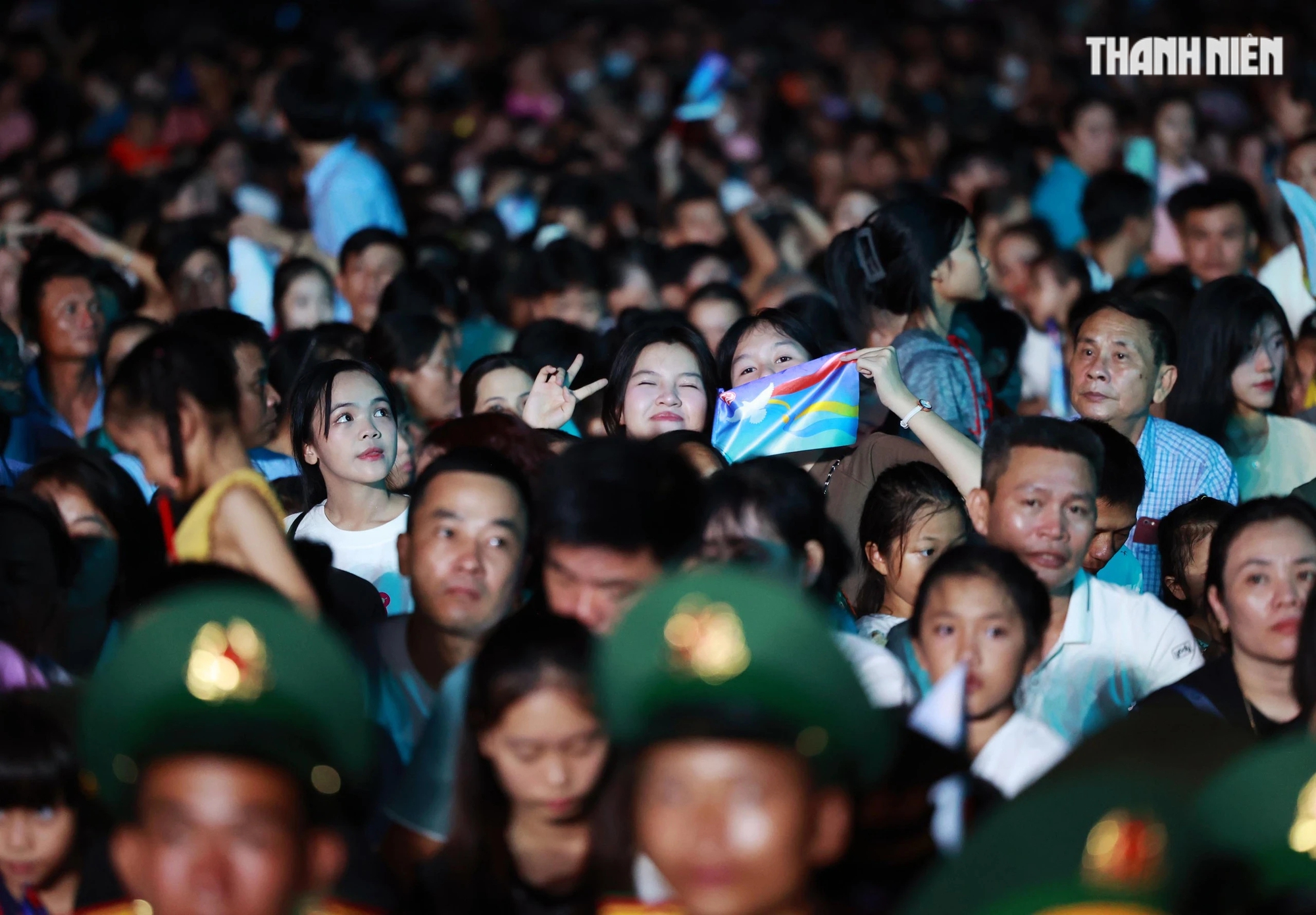 Màn pháo hoa tuyệt đẹp bên dòng Hiền Lương trong đêm Lễ hội Vì hòa bình- Ảnh 10.