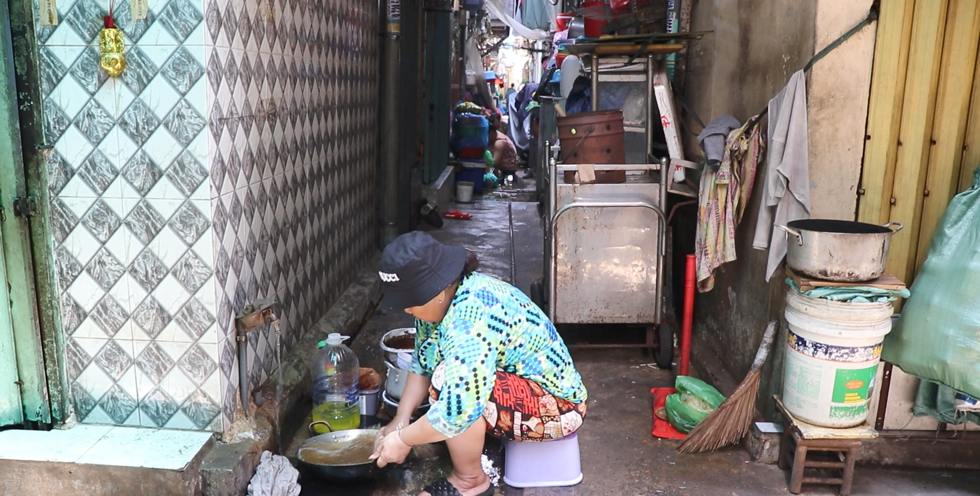 Cuộc sống khó tin ngay trung tâm TP.HCM: Có nhà nhưng không thể ngủ, xếp ghế nằm ngoài lối đi- Ảnh 2.