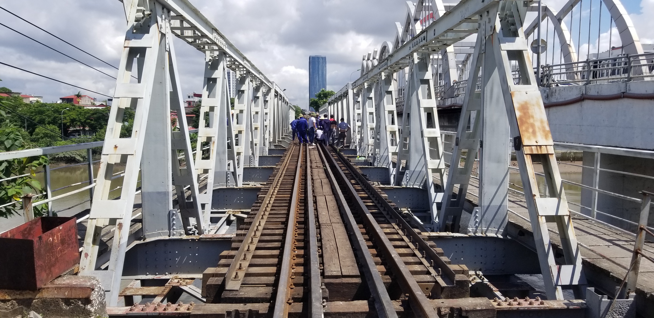 Đã thông tuyến đường sắt qua cầu Quay Tam Bạc sau sự cố- Ảnh 3. Đã thông tuyến đường sắt qua cầu Quay Tam Bạc sau sự cố- Ảnh 3.