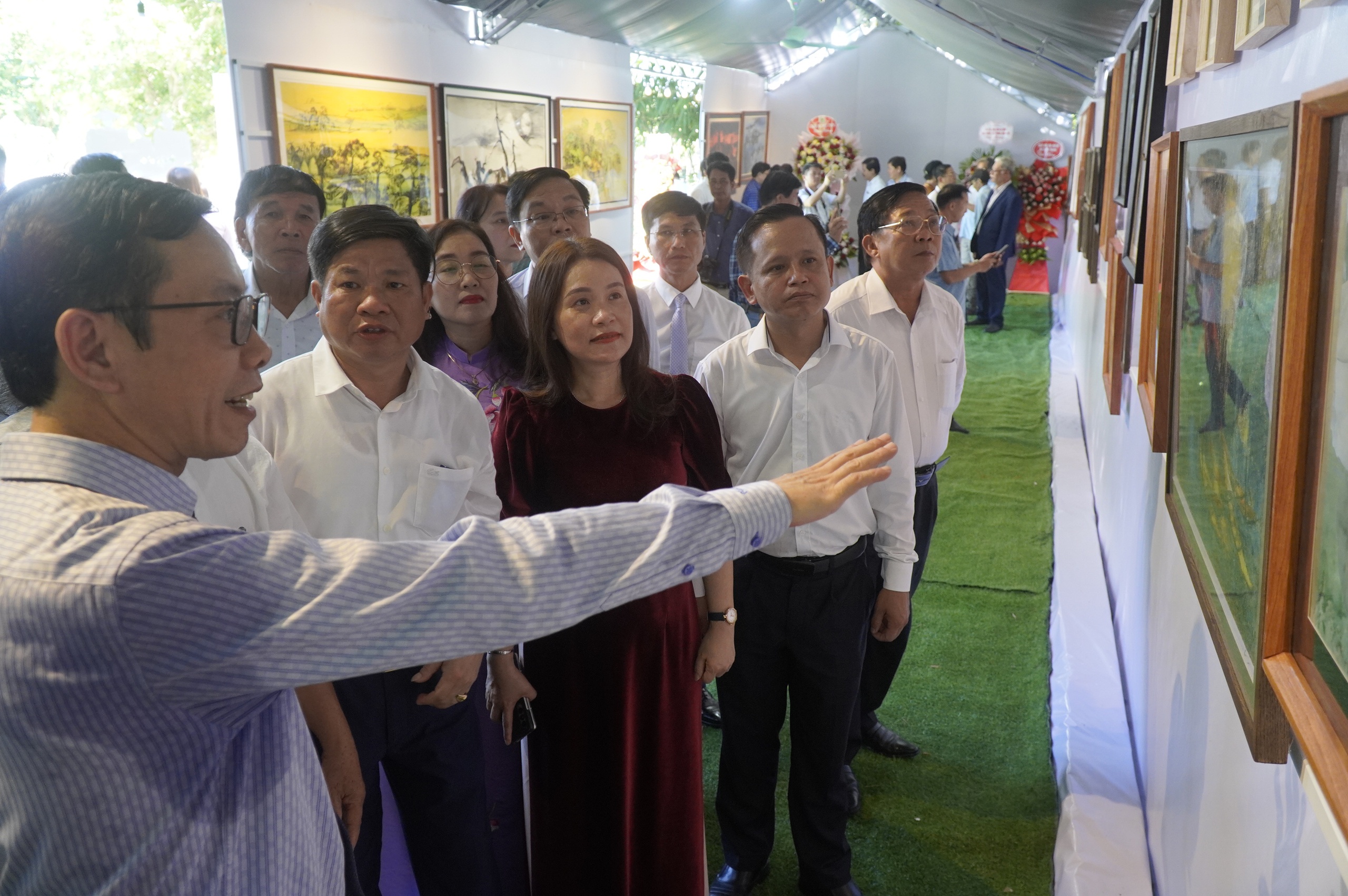 ফ্রান্স থেকে 'বাড়ি ফিরে' বিখ্যাত চিত্রশিল্পী লে বা ডাং-এর শত শত চিত্রকর্মের প্রদর্শনী - ছবি ৬। Triển lãm hàng trăm bức tranh của danh họa Lê Bá Đảng ‘hồi hương' từ Pháp- Ảnh 6.