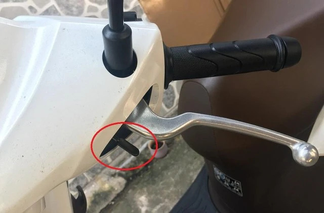 Lẫy gạt sau phanh xe tay ga, trang bị hữu dụng nhưng ít người biết- Ảnh 1.