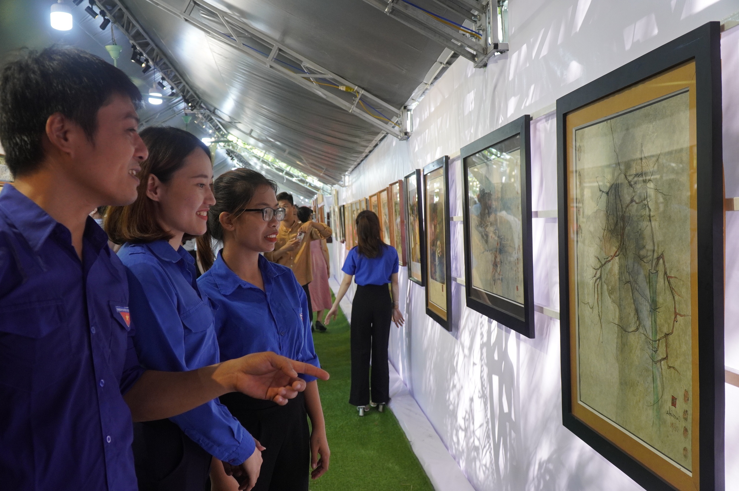 ফ্রান্স থেকে 'বাড়ি ফিরে' বিখ্যাত চিত্রশিল্পী লে বা ডাং-এর শত শত চিত্রকর্মের প্রদর্শনী - ছবি ৮। Triển lãm hàng trăm bức tranh của danh họa Lê Bá Đảng ‘hồi hương' từ Pháp- Ảnh 8.