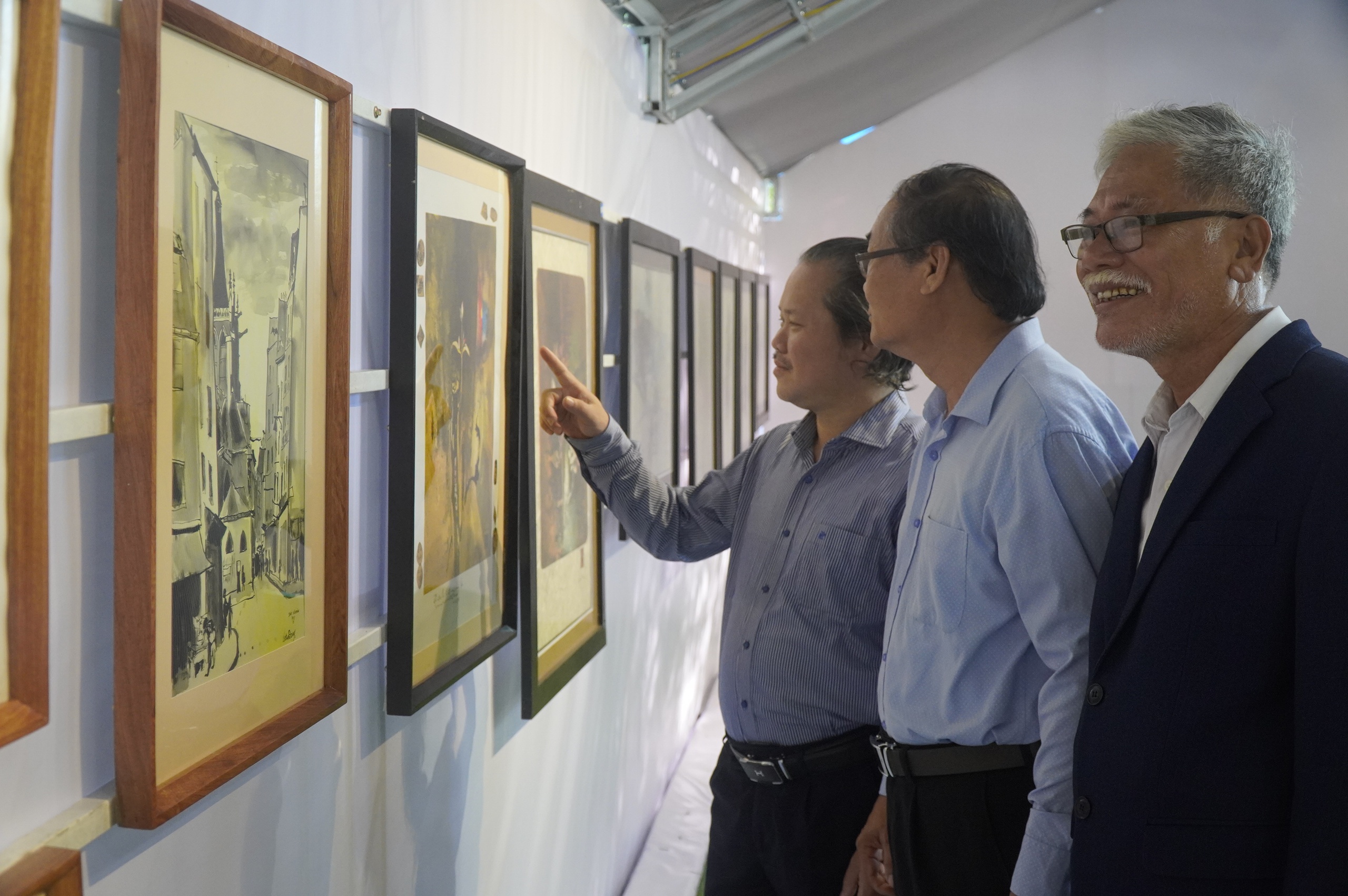 ফ্রান্স থেকে 'বাড়ি ফিরে' বিখ্যাত চিত্রশিল্পী লে বা ডাং-এর শত শত চিত্রকর্মের প্রদর্শনী - ছবি ৭। Triển lãm hàng trăm bức tranh của danh họa Lê Bá Đảng ‘hồi hương' từ Pháp- Ảnh 7.