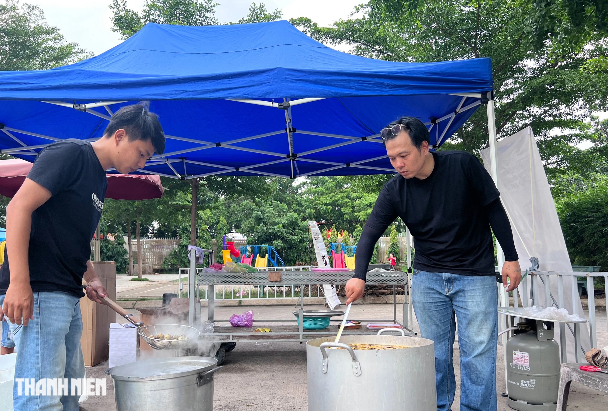 Tô mì gõ 0 đồng ở TP.HCM: Vừa ấm nóng, vừa có ca nhạc tặng người ăn- Ảnh 1.