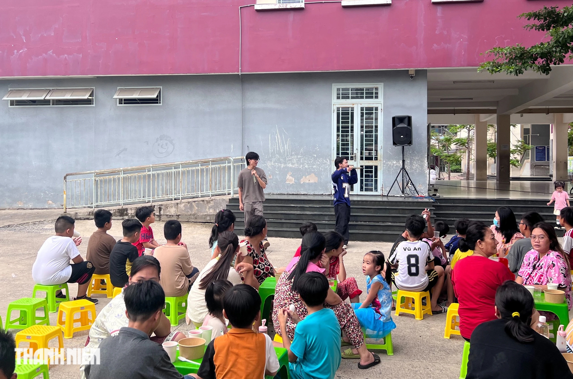Tô mì gõ 0 đồng ở TP.HCM: Vừa ấm nóng, vừa có ca nhạc tặng người ăn- Ảnh 4.