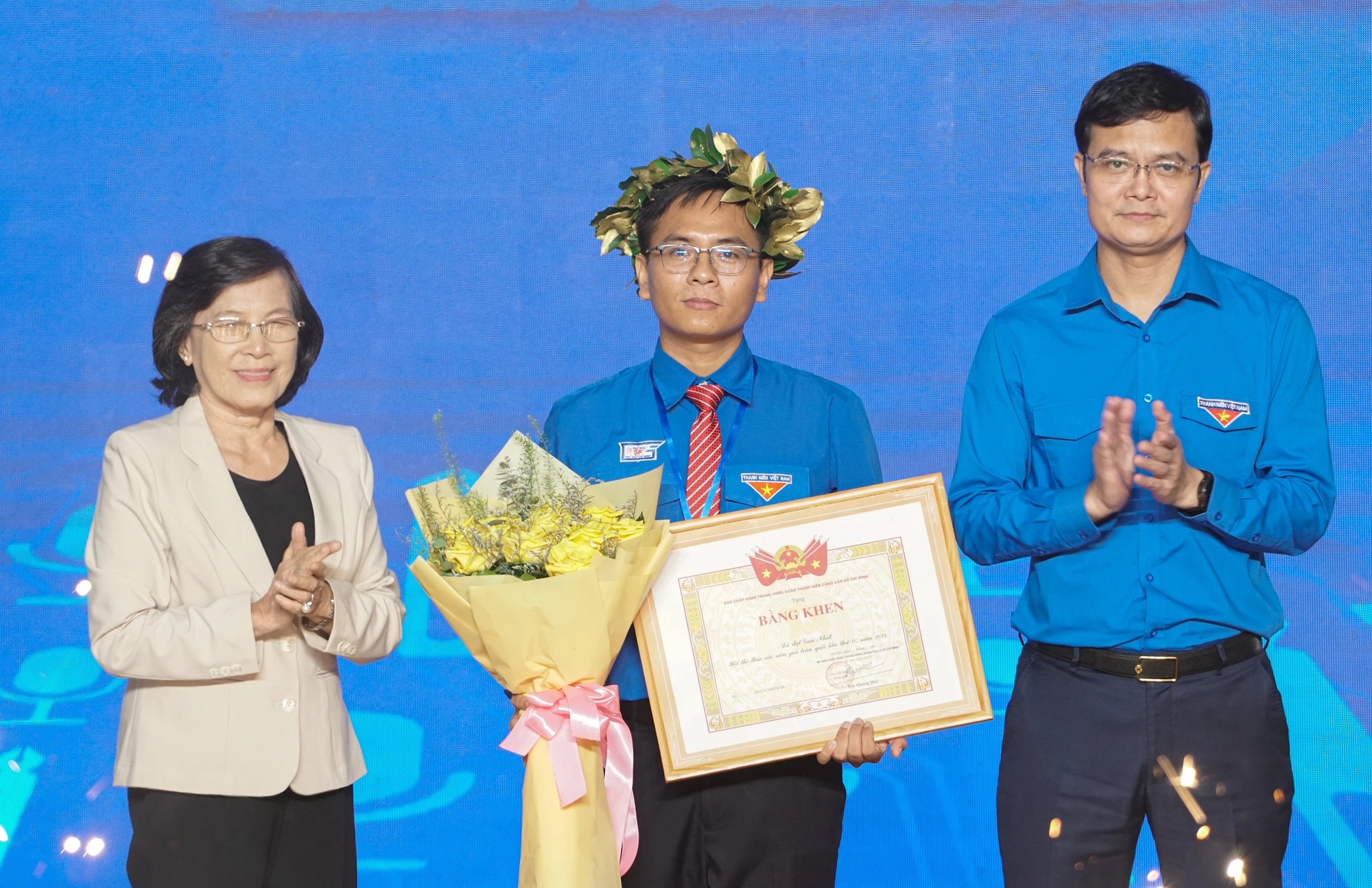 [Anh Bùi Quang Huy và bà Phạm Phương Thảo trao giải nhất cho thí sinh Nguyễn Linh Phong]_[NỮ VƯƠNG].jpeg