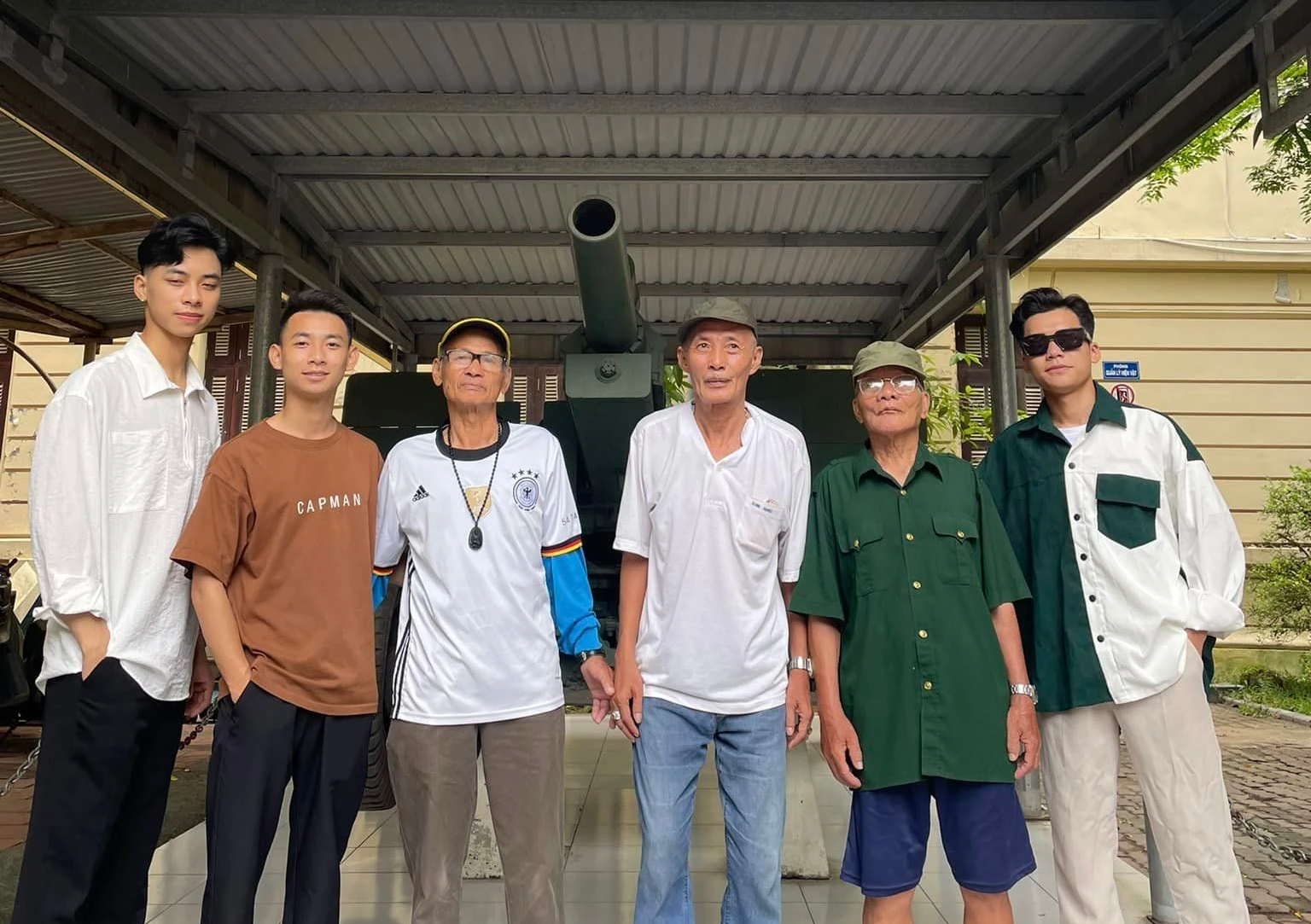 [Nhóm Hà Nội chung tay đưa các cụ già đi tham quan di tích Hà Nội]_[NVCC].jpeg