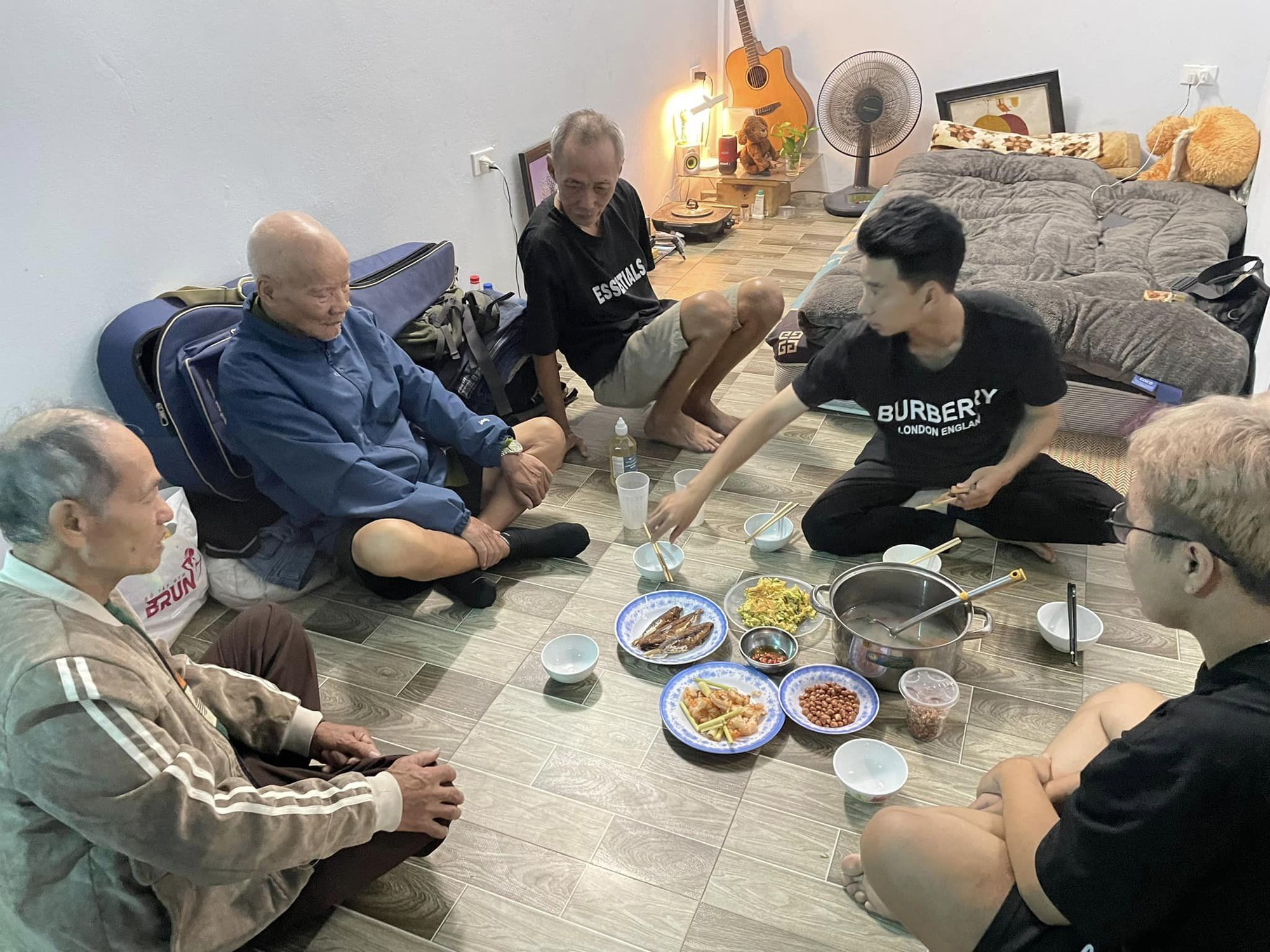 [Một bữa cơm đầm ấm của 3 ông cụ tại _Hà Nội chung tay_]_[NVCC].jpg