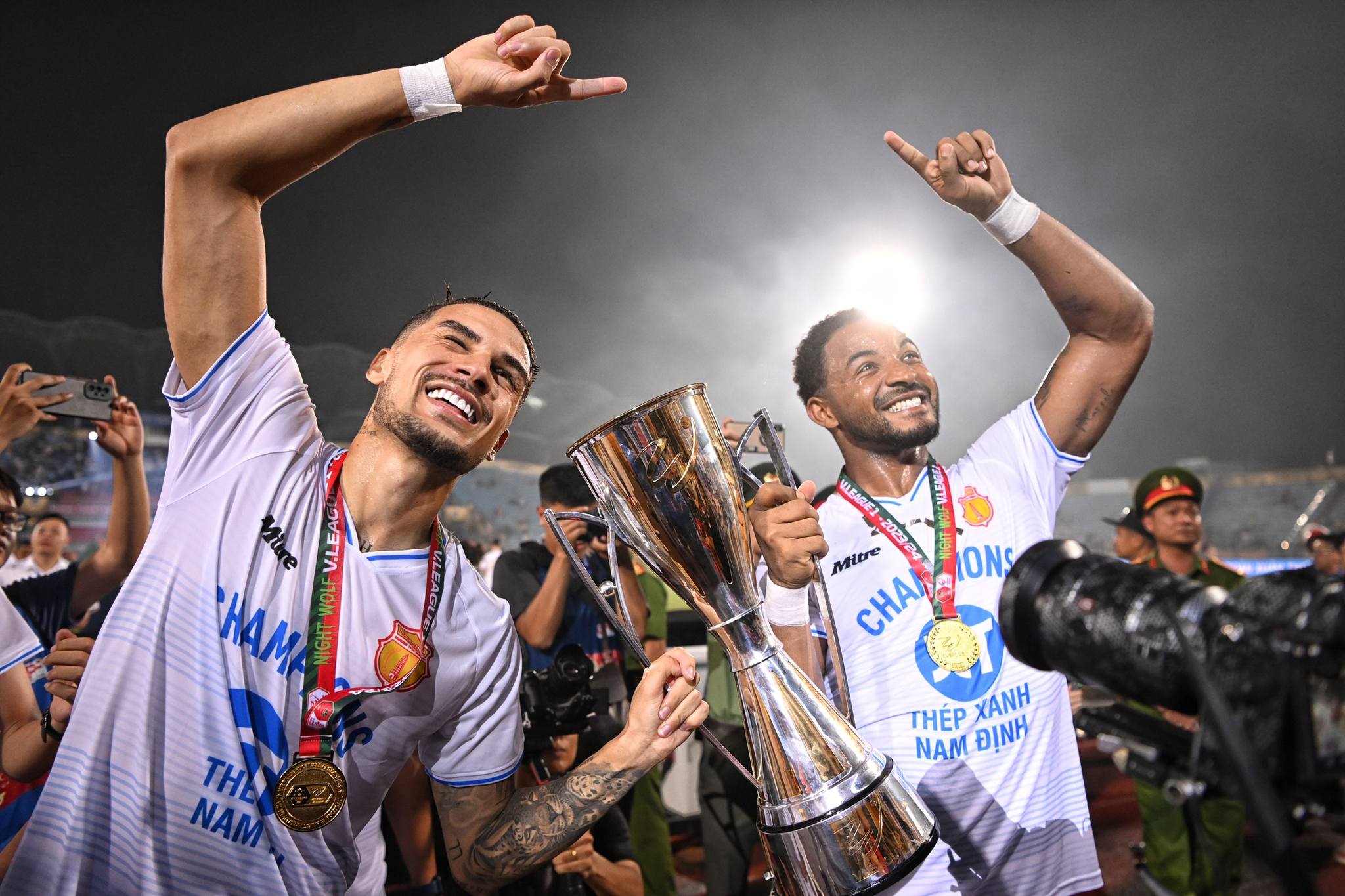 'Siêu nhân' Rafaelson xuất sắc nhất V-League, HLV Vũ Hồng Việt được ...