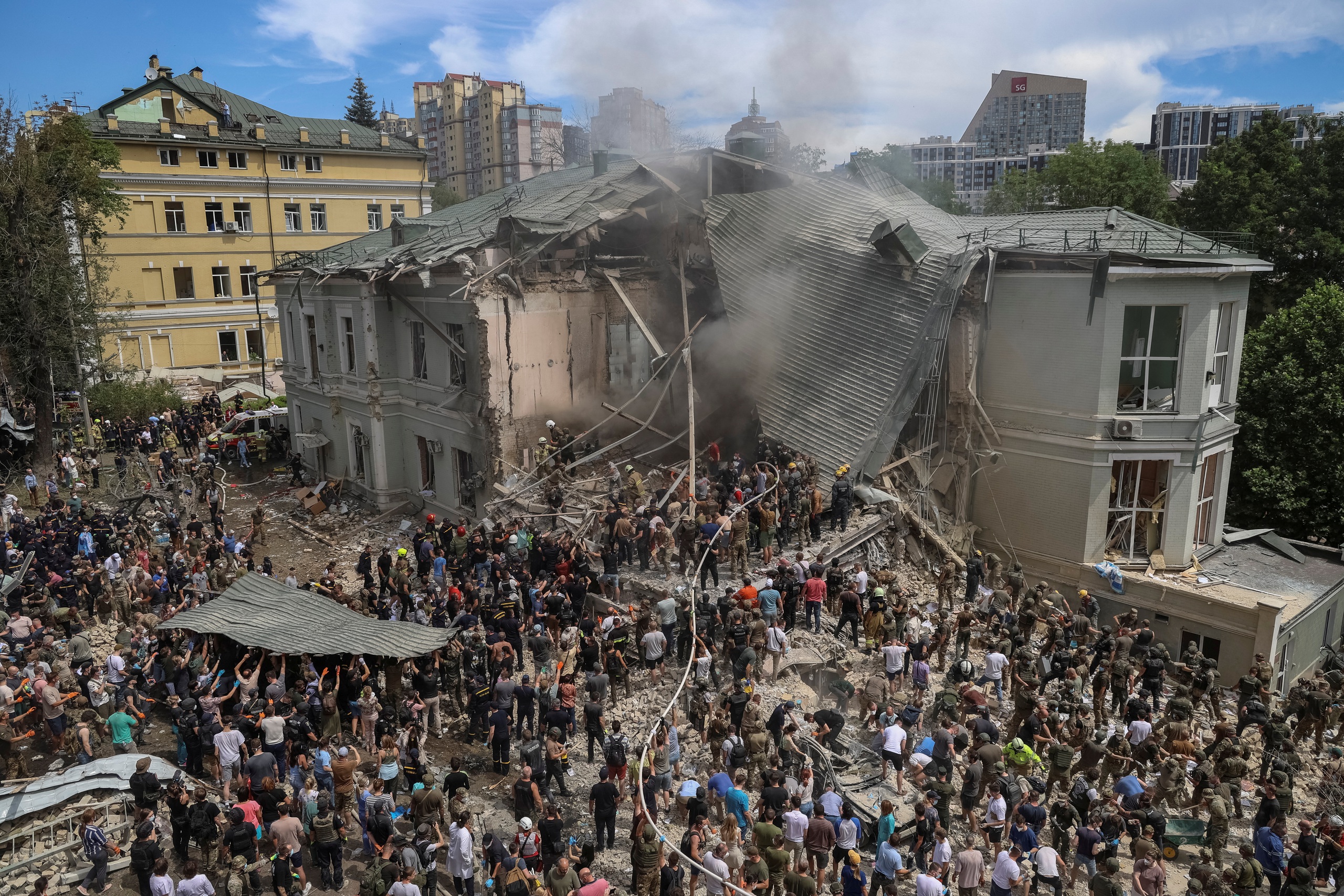 Ukraine, Nga cáo buộc lẫn nhau sau khi bệnh viện nhi trúng tên lửa- Ảnh 1.