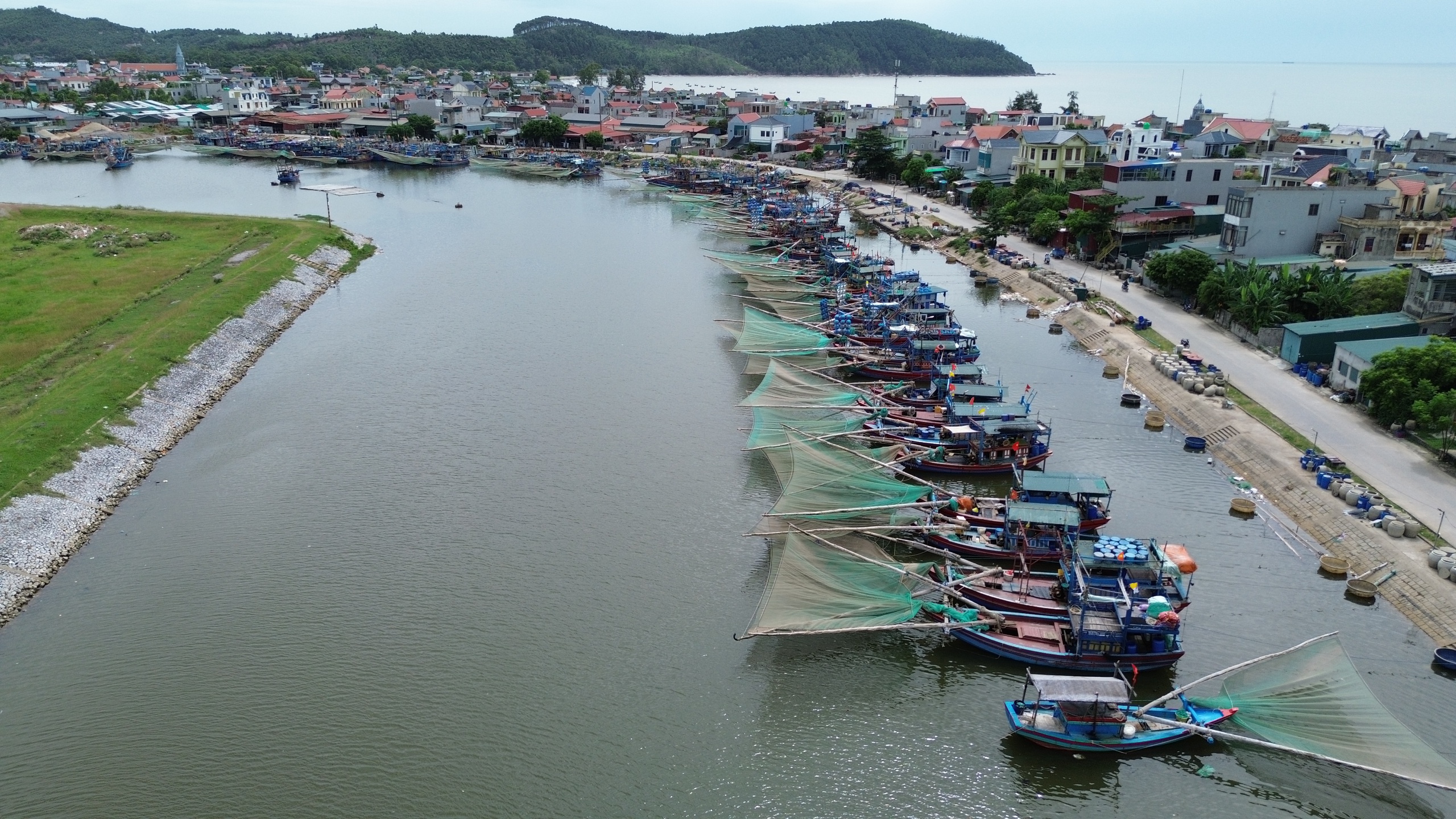 Sau phản ánh của Thanh Niên tàu thuyền đã có chỗ neo đậu trên Lạch Bạng- Ảnh 1. Sau phản ánh của Thanh Niên tàu thuyền đã có chỗ neo đậu trên Lạch Bạng- Ảnh 1.