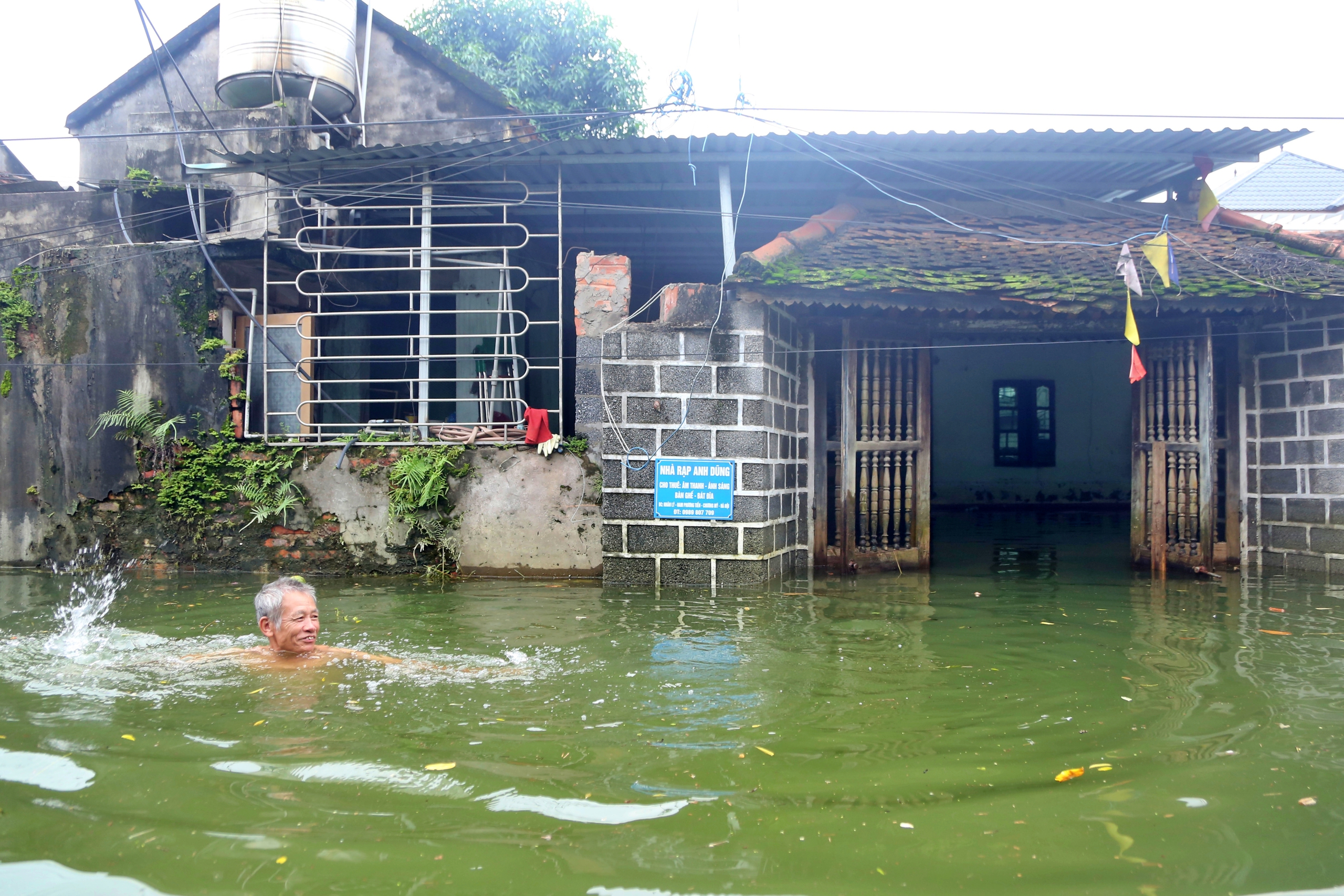 Vùng 'rốn lũ' Hà Nội chìm trong biển nước- Ảnh 2.