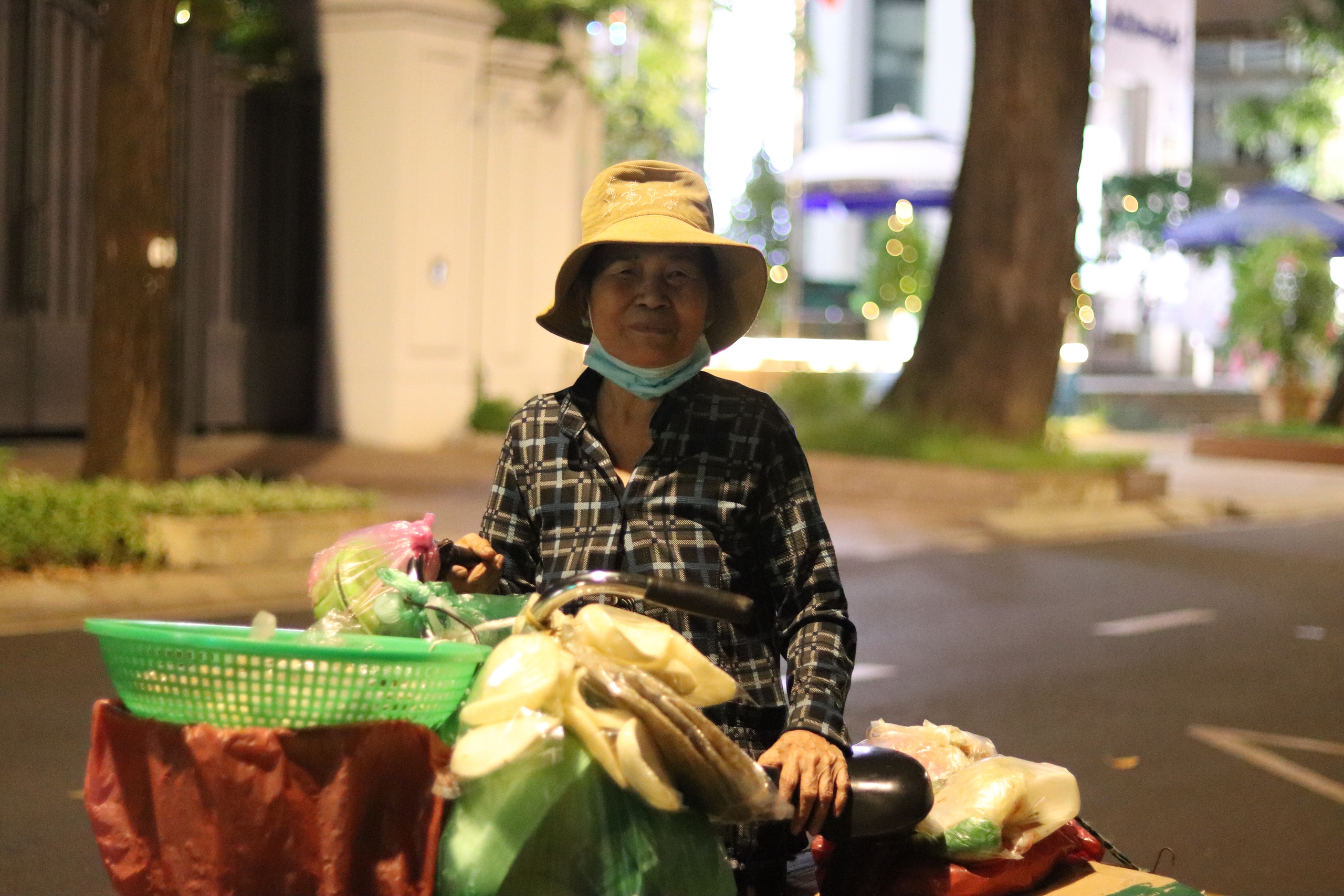 Cảm động hàng xóm không ngủ, đợi cụ bà về phòng trọ lúc rạng sáng - Thành phố nặng ân tình, Kỳ 2- Ảnh 5.