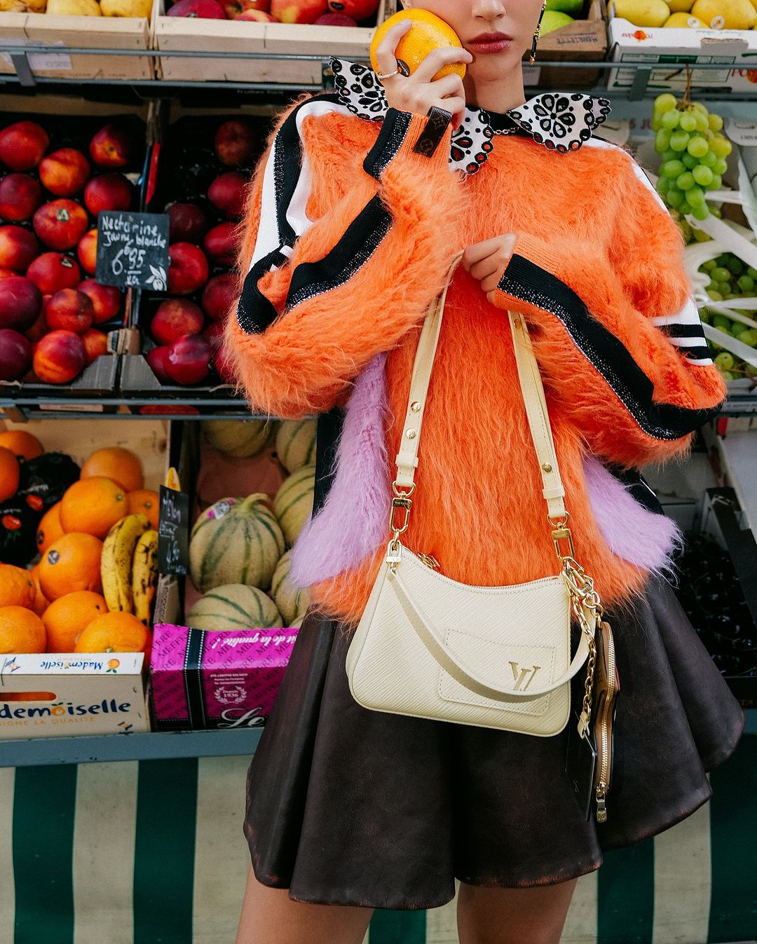 짧은 치마로 연출하는 가을의 우아함, 놓치지 말아야 할 '바디 해킹' 팁 - 사진 14. Mùa thu điệu đà cùng chân váy ngắn, tuyệt chiêu 'hack dáng' không thể bỏ lỡ- Ảnh 14.