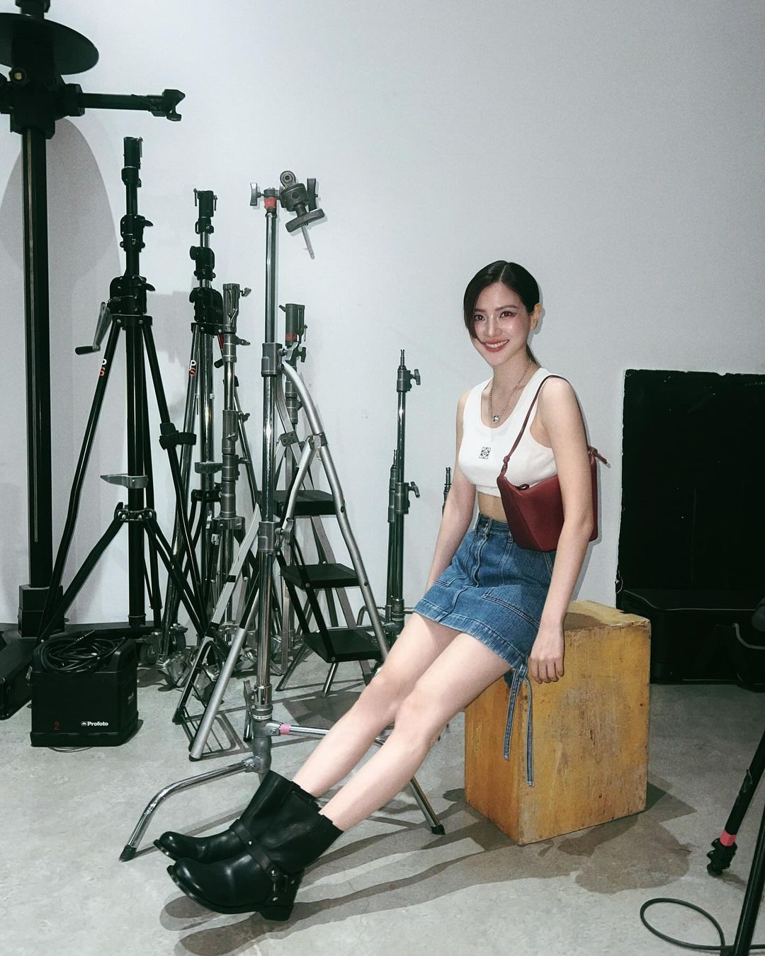 짧은 치마로 연출하는 가을의 우아함, 놓치지 말아야 할 '바디 해킹' 팁 - 사진 10. Mùa thu điệu đà cùng chân váy ngắn, tuyệt chiêu 'hack dáng' không thể bỏ lỡ- Ảnh 10.