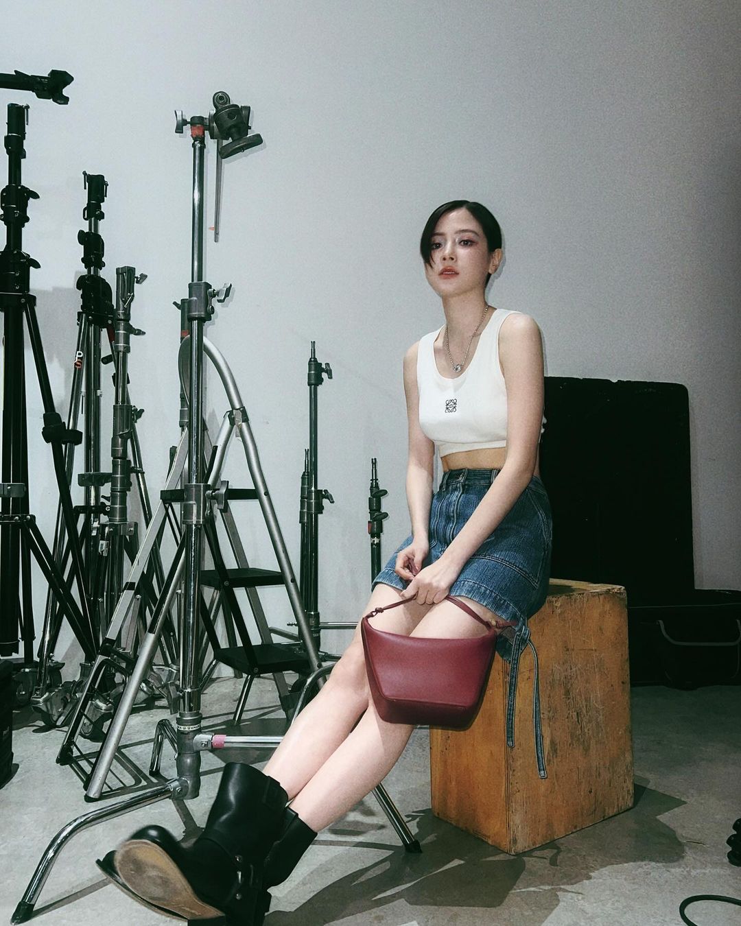 짧은 치마로 연출하는 가을의 우아함, 놓치지 말아야 할 '바디 해킹' 팁 - 사진 11. Mùa thu điệu đà cùng chân váy ngắn, tuyệt chiêu 'hack dáng' không thể bỏ lỡ- Ảnh 11.