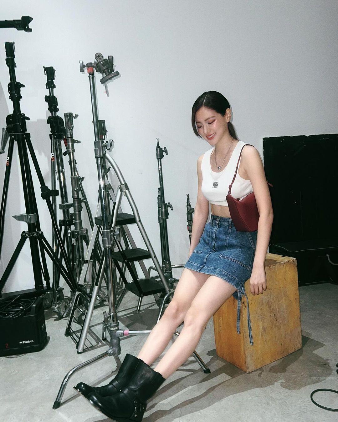 짧은 치마로 연출하는 가을의 우아함, 놓치지 말아야 할 '바디 해킹' 팁 - 사진 12. Mùa thu điệu đà cùng chân váy ngắn, tuyệt chiêu 'hack dáng' không thể bỏ lỡ- Ảnh 12.