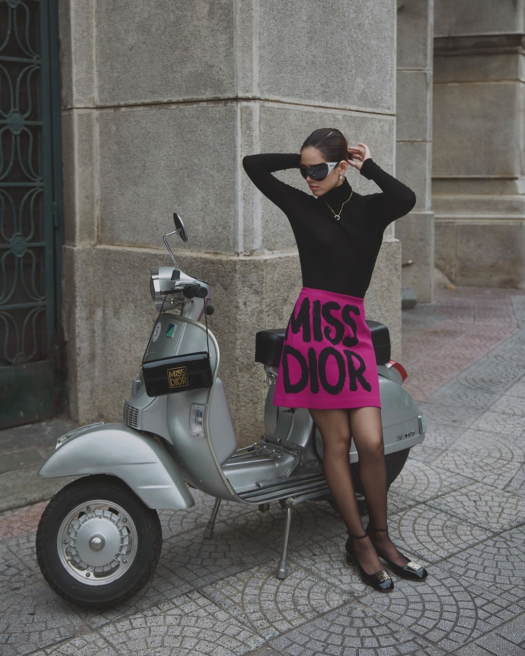 짧은 치마로 연출하는 가을의 우아함, 놓치지 말아야 할 '바디 해킹' 팁 - 사진 2. Mùa thu điệu đà cùng chân váy ngắn, tuyệt chiêu 'hack dáng' không thể bỏ lỡ- Ảnh 2.