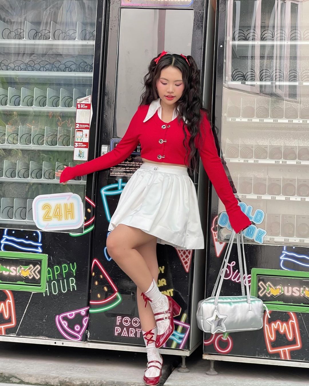 짧은 치마로 연출하는 가을의 우아함, 놓치지 말아야 할 '바디 해킹' 팁 - 사진 9. Mùa thu điệu đà cùng chân váy ngắn, tuyệt chiêu 'hack dáng' không thể bỏ lỡ- Ảnh 9.