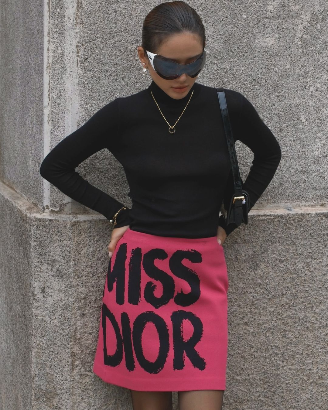 짧은 치마로 연출하는 가을의 우아함, 놓치지 말아야 할 '바디 해킹' 팁 - 사진 1. Mùa thu điệu đà cùng chân váy ngắn, tuyệt chiêu 'hack dáng' không thể bỏ lỡ- Ảnh 1.