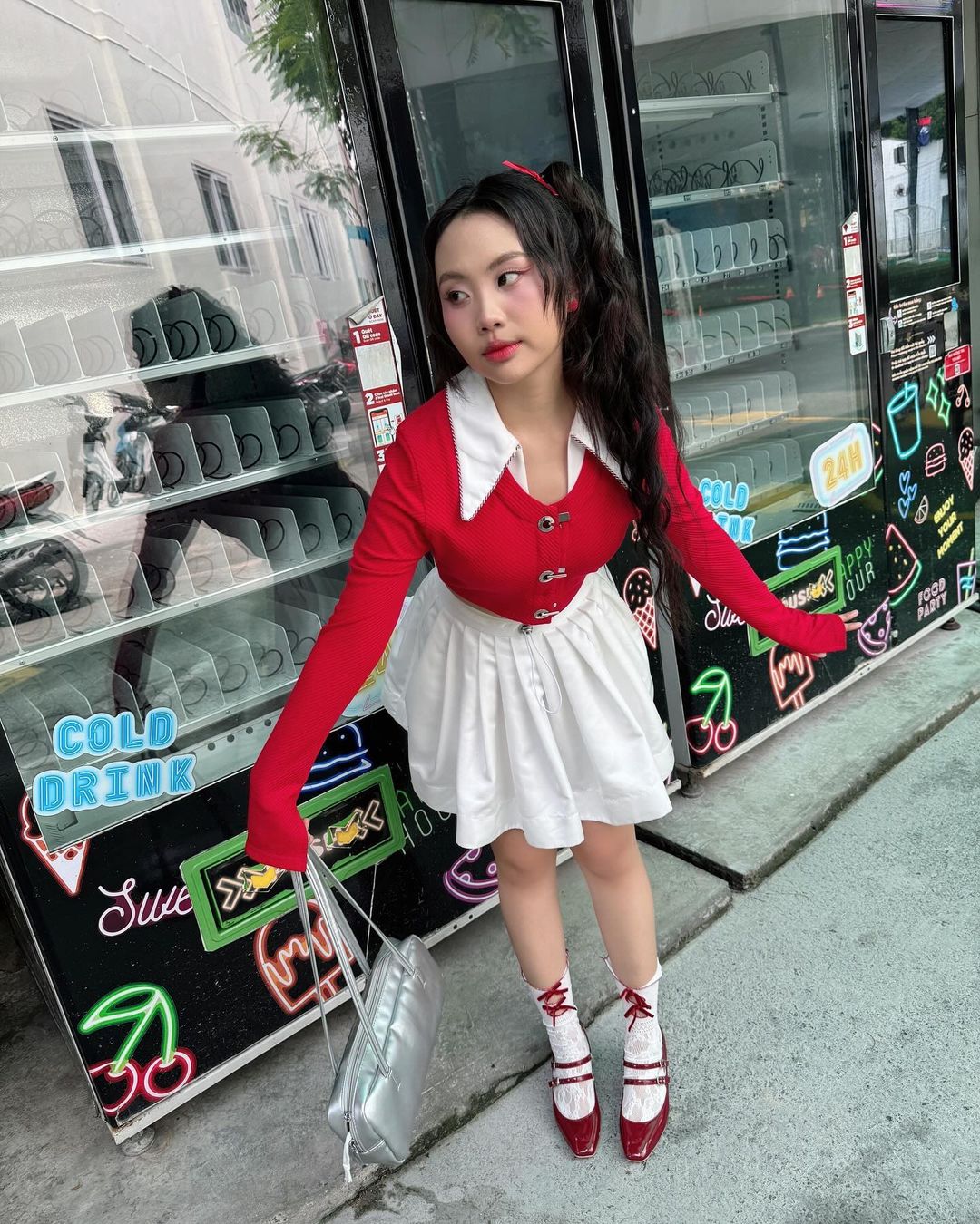 짧은 치마로 연출하는 가을의 우아함, 놓치지 말아야 할 '바디 해킹' 팁 - 사진 6. Mùa thu điệu đà cùng chân váy ngắn, tuyệt chiêu 'hack dáng' không thể bỏ lỡ- Ảnh 6.