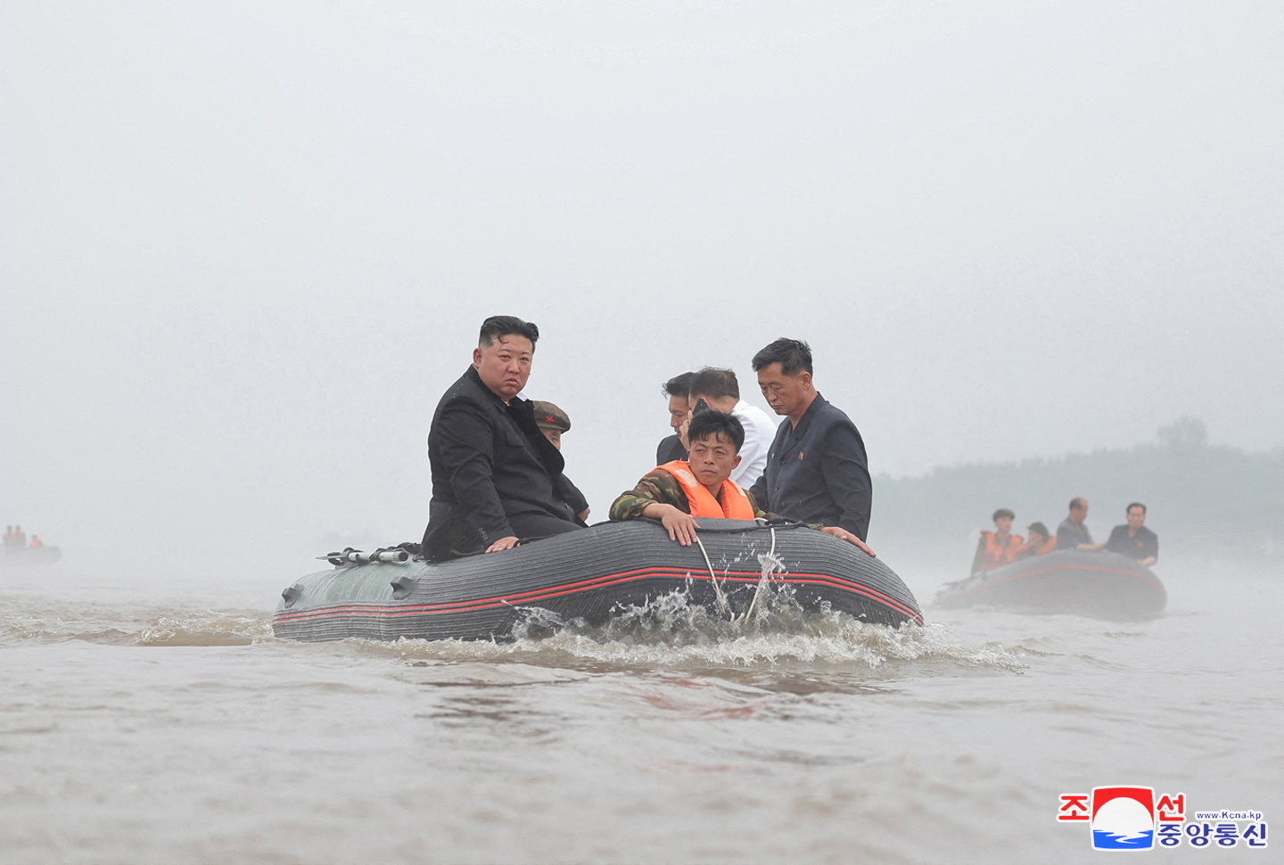 Ông Kim Jong-un thăm vùng lũ, nói Triều Tiên không cần bên ngoài hỗ trợ- Ảnh 2.