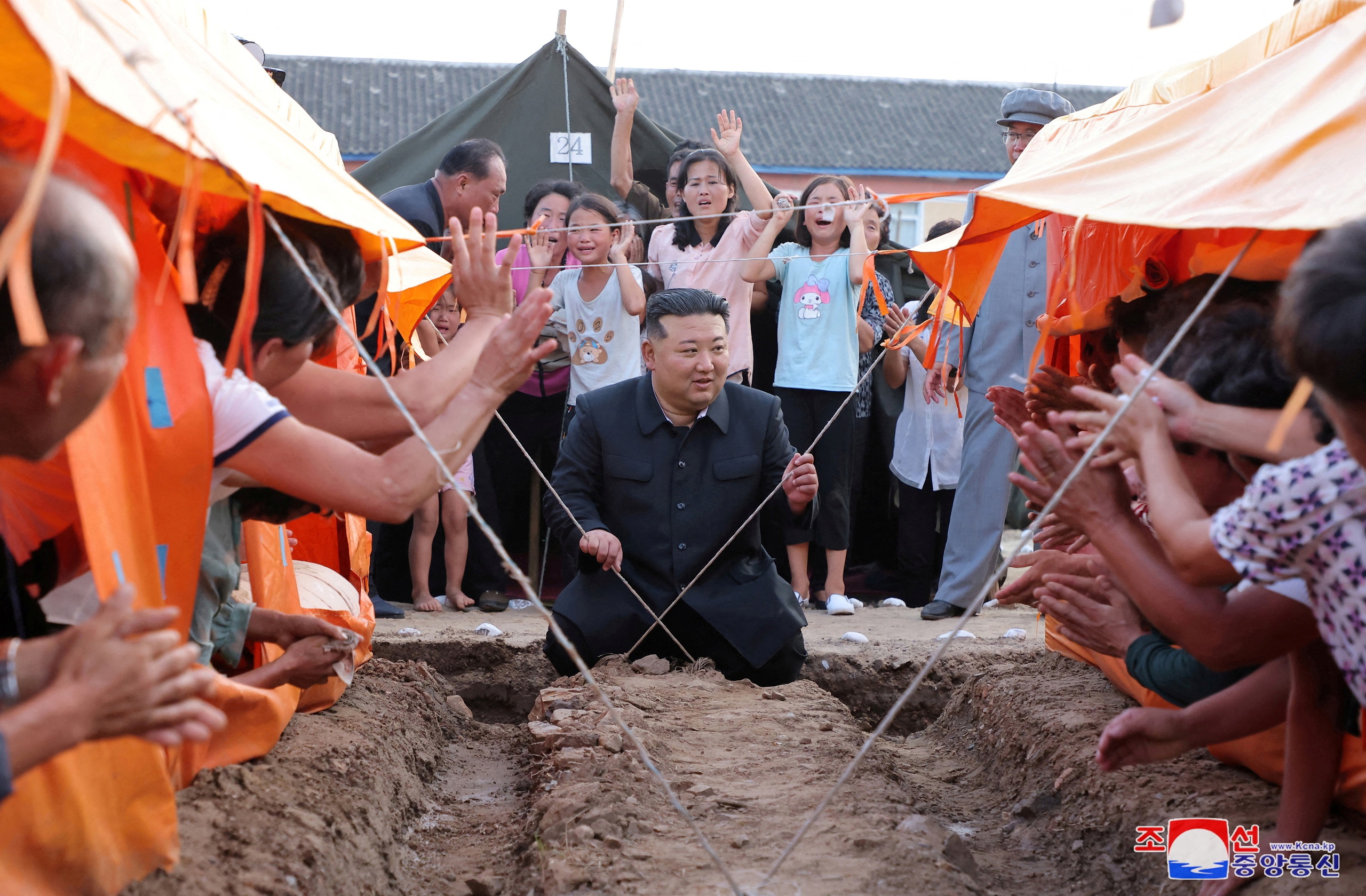 Ông Kim Jong-un thăm vùng lũ, nói Triều Tiên không cần bên ngoài hỗ trợ- Ảnh 1.