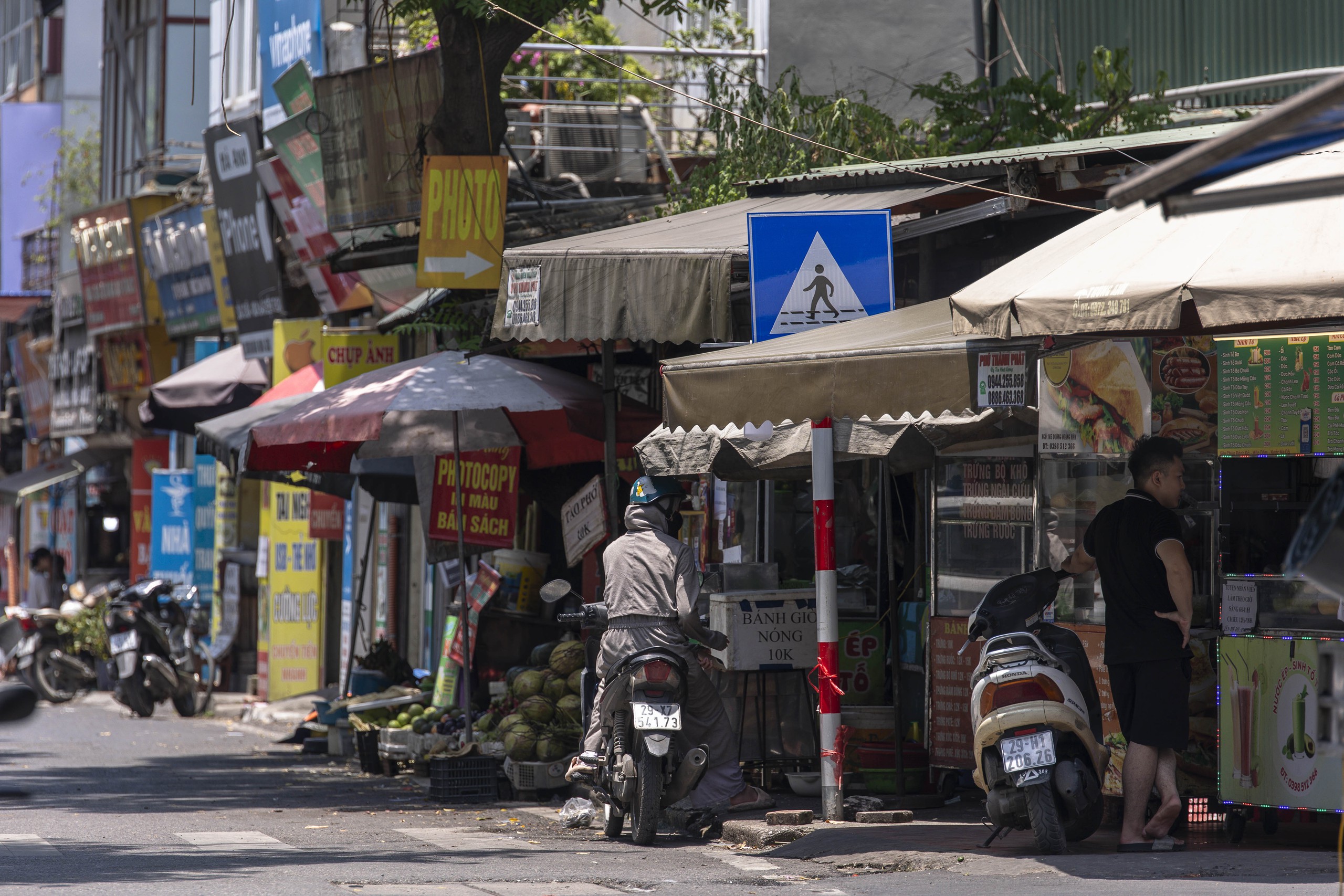 Biển báo giao thông 'núp lùm' trên phố Hà Nội- Ảnh 3.