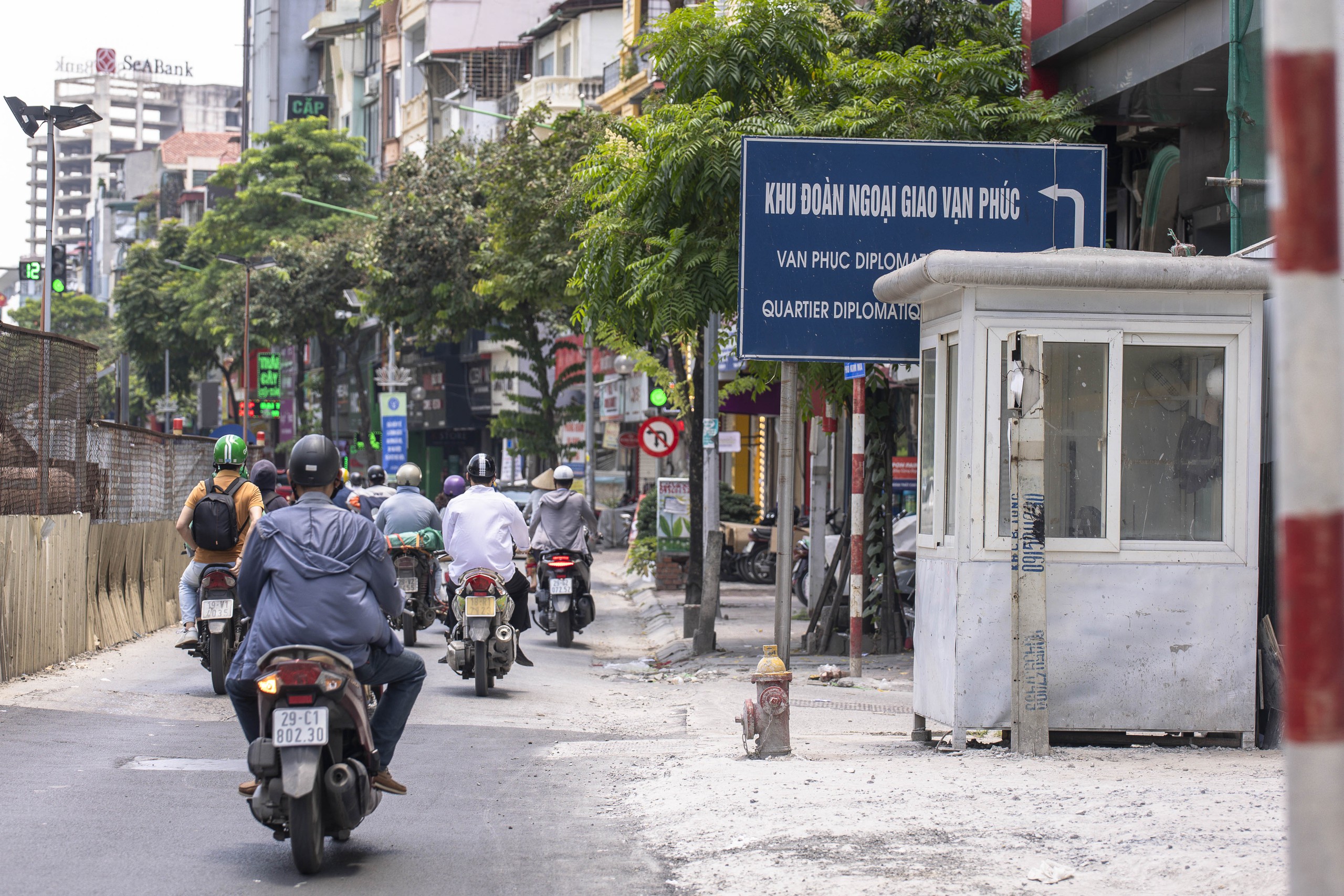 Biển báo giao thông 'núp lùm' trên phố Hà Nội- Ảnh 7.