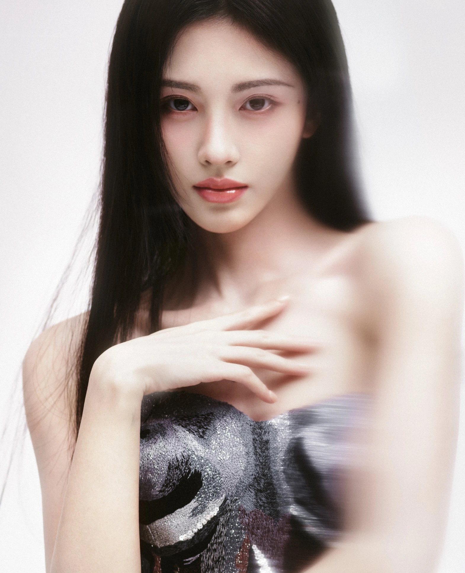 Được bình chọn là sao nữ đẹp nhất Trung Quốc, Cúc Tịnh Y gây tranh cãi