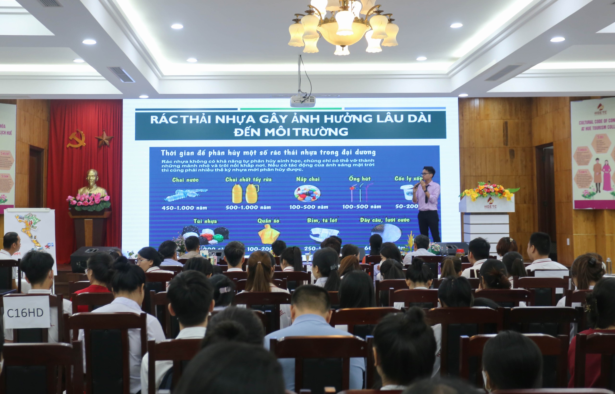 Sinh viên du lịch thi sáng kiến giảm rác thải nhựa- Ảnh 1. Sinh viên du lịch thi sáng kiến giảm rác thải nhựa- Ảnh 1.