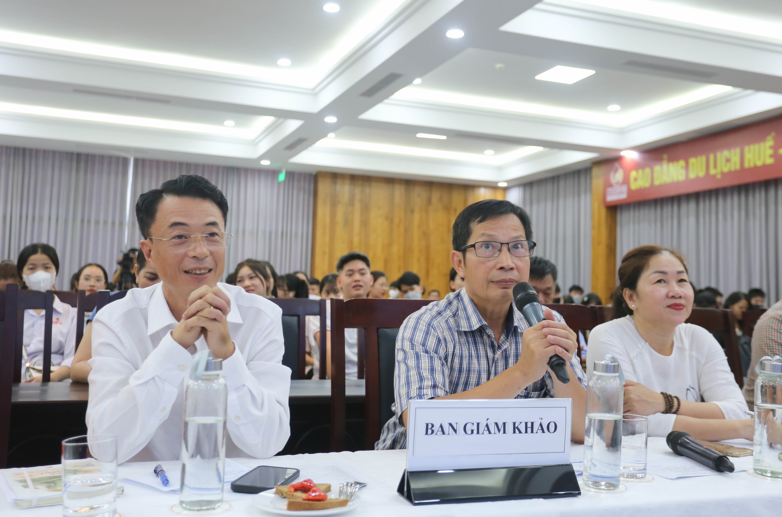 Sinh viên du lịch thi sáng kiến giảm rác thải nhựa- Ảnh 3. Sinh viên du lịch thi sáng kiến giảm rác thải nhựa- Ảnh 3.