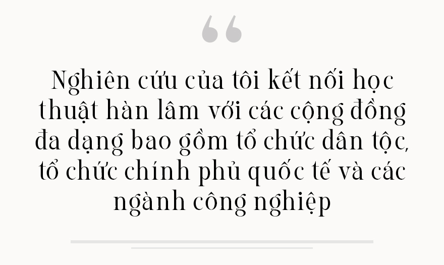 Kiều Linh Caroline Valverde: Vị giáo sư 'độc - lạ' nặng tình yêu Việt Nam- Ảnh 3.