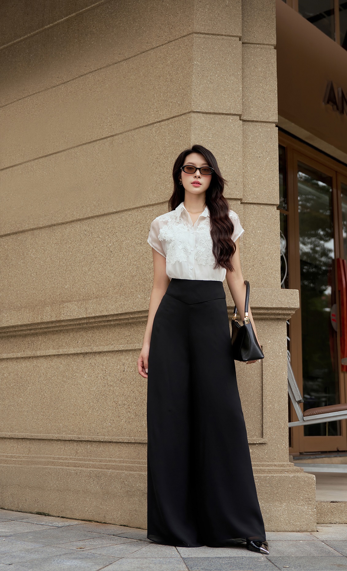 Kirimkan padanya desain klasik, siapa pun yang memakainya akan terlihat memukau - Foto 2. Gửi đến nàng những thiết kế kinh điển, ai diện lên cũng đẹp ngút ngàn- Ảnh 2.