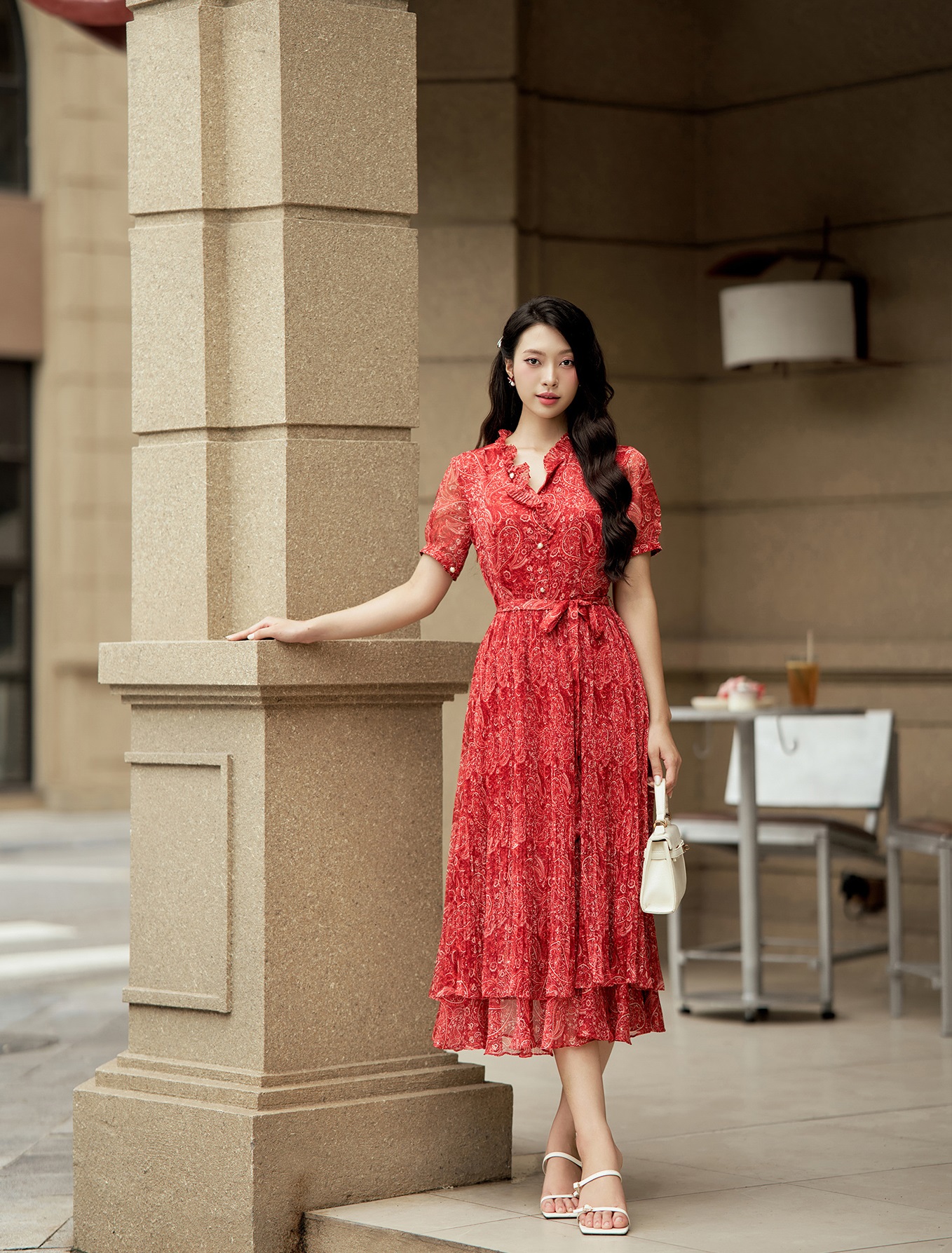 Kirimkan padanya desain klasik, siapa pun yang memakainya akan terlihat memukau - Foto 3. Gửi đến nàng những thiết kế kinh điển, ai diện lên cũng đẹp ngút ngàn- Ảnh 3.