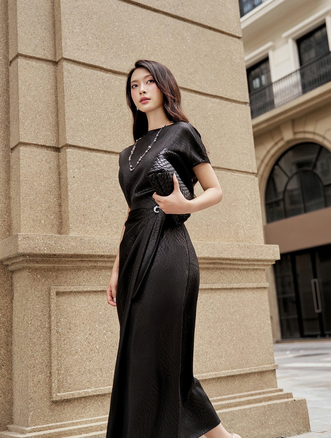 Kirimkan padanya desain klasik, siapa pun yang memakainya akan terlihat memukau - Foto 5. Gửi đến nàng những thiết kế kinh điển, ai diện lên cũng đẹp ngút ngàn- Ảnh 5.
