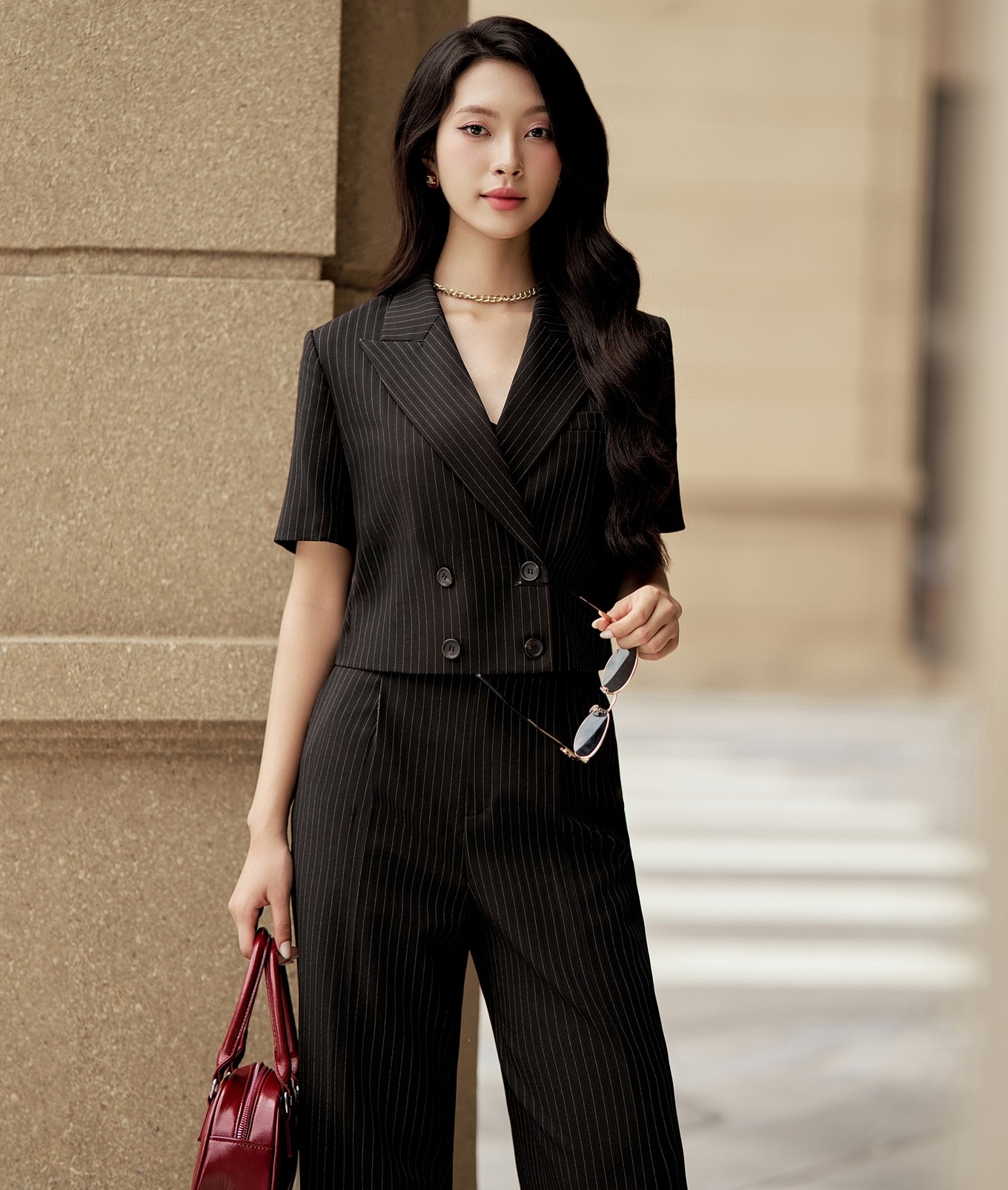 Kirimkan padanya desain klasik, siapa pun yang memakainya akan terlihat memukau - Foto 6. Gửi đến nàng những thiết kế kinh điển, ai diện lên cũng đẹp ngút ngàn- Ảnh 6.
