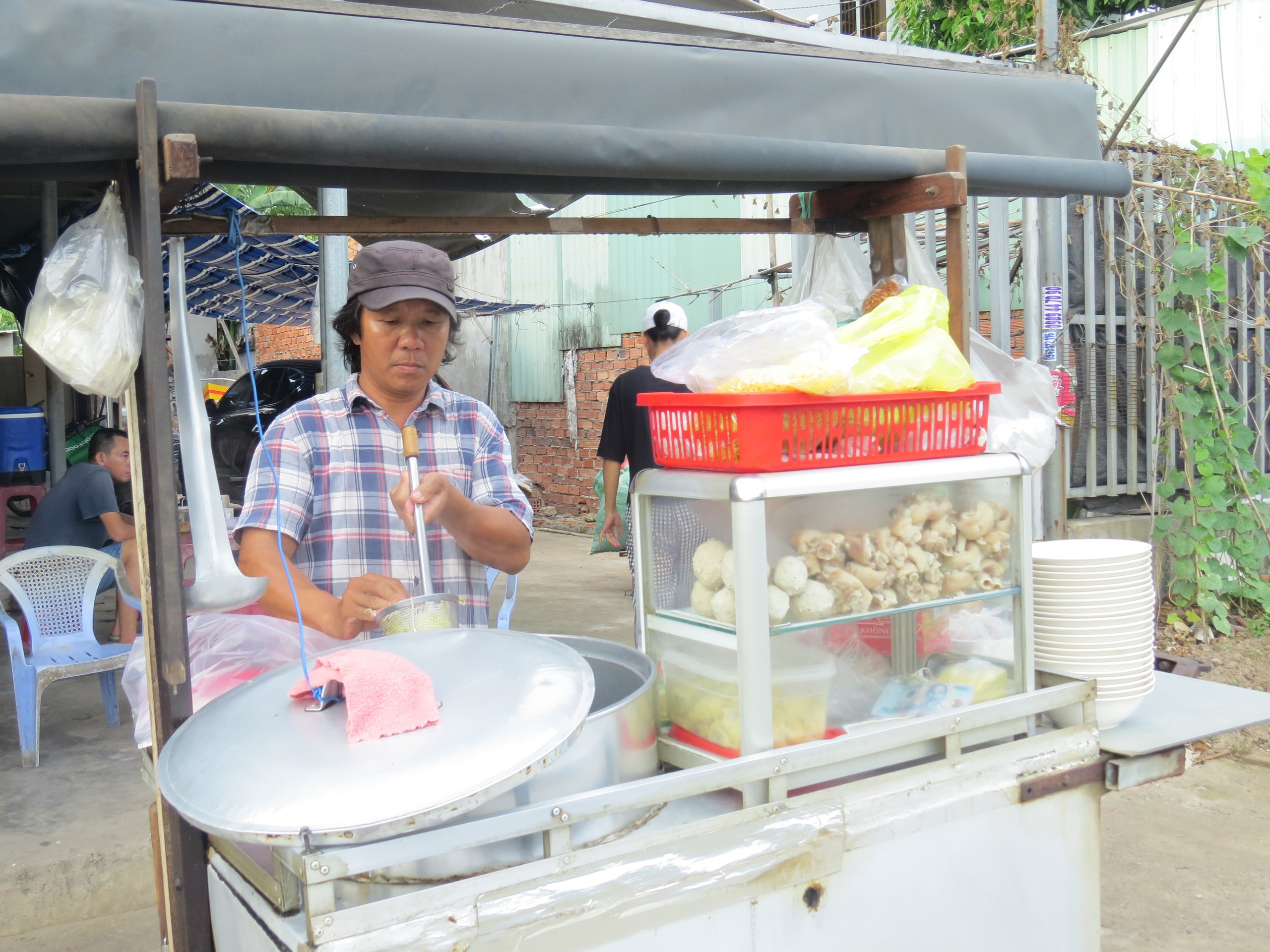 Người đàn ông nấu tô hủ tiếu ngon đến muỗng cuối cùng, nhiều khách quay lại ăn- Ảnh 2. Người đàn ông nấu tô hủ tiếu ngon đến muỗng cuối cùng, nhiều khách quay lại ăn- Ảnh 2.